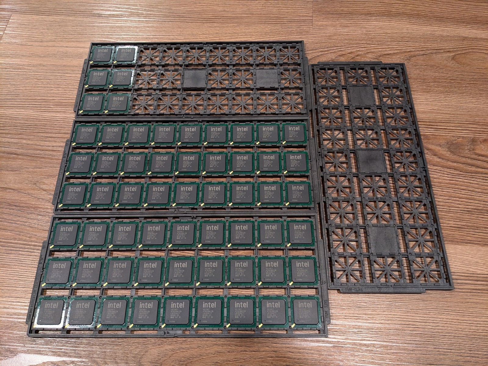 Lot of 60x Intel SECRET AF82801JB QS29 ES I/O Bridge Controller chips w/ trays