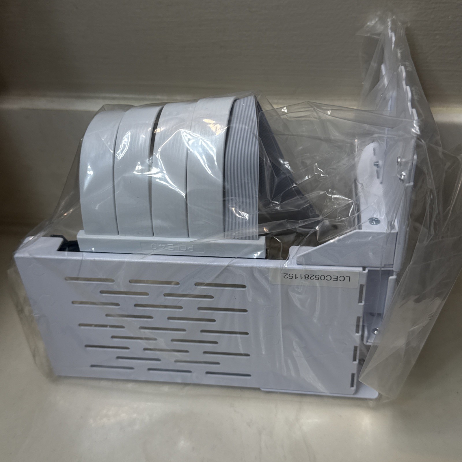 LIAN LI UNIVERSAL 4- SLOTS VERTICAL GPU KIT (WITH GEN 4 RISER) VG4-4 WHITE