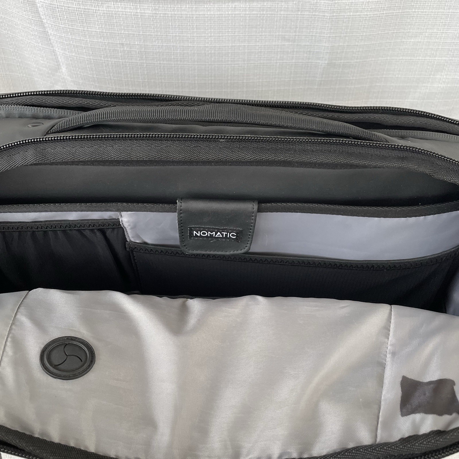 Nomatic Mens Messenger Laptop Bag Magnetic Strap Buckles Water Resistant RFID