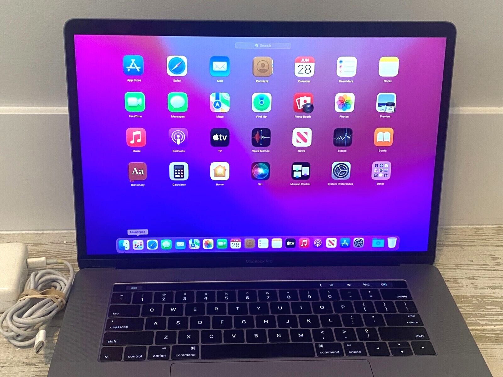 Apple MacBook Pro 15 inch Touch Bar 1TB SSD 16GB i7 3.6ghz Space Gray – Warranty