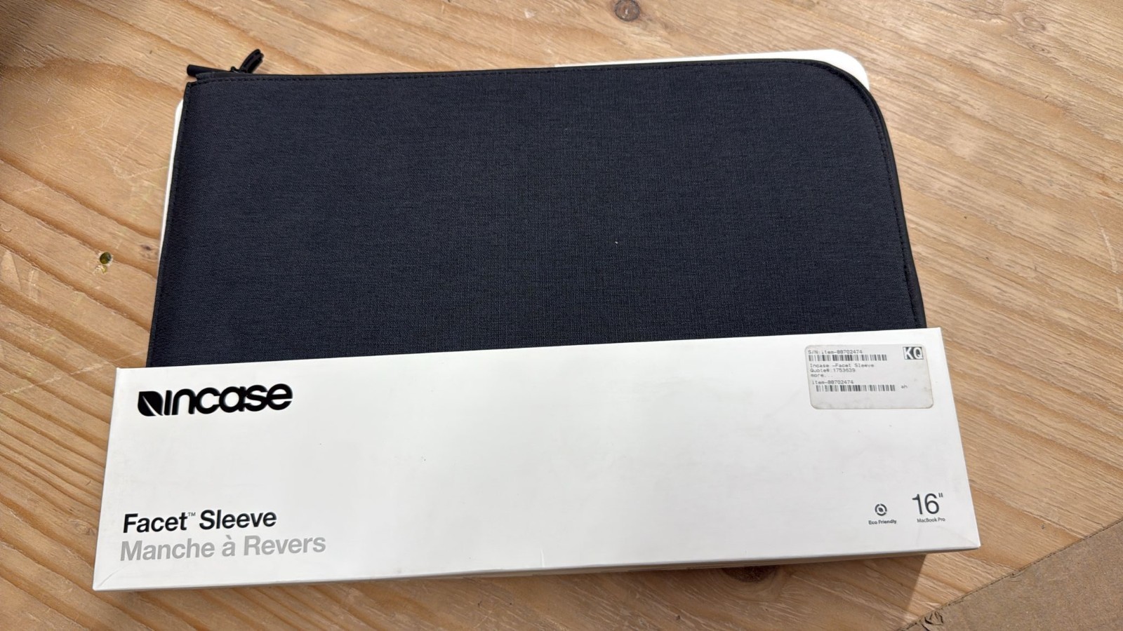 Incase – Facet Sleeve up to 16″ Macbook Pro INMB100681-BLK – Black