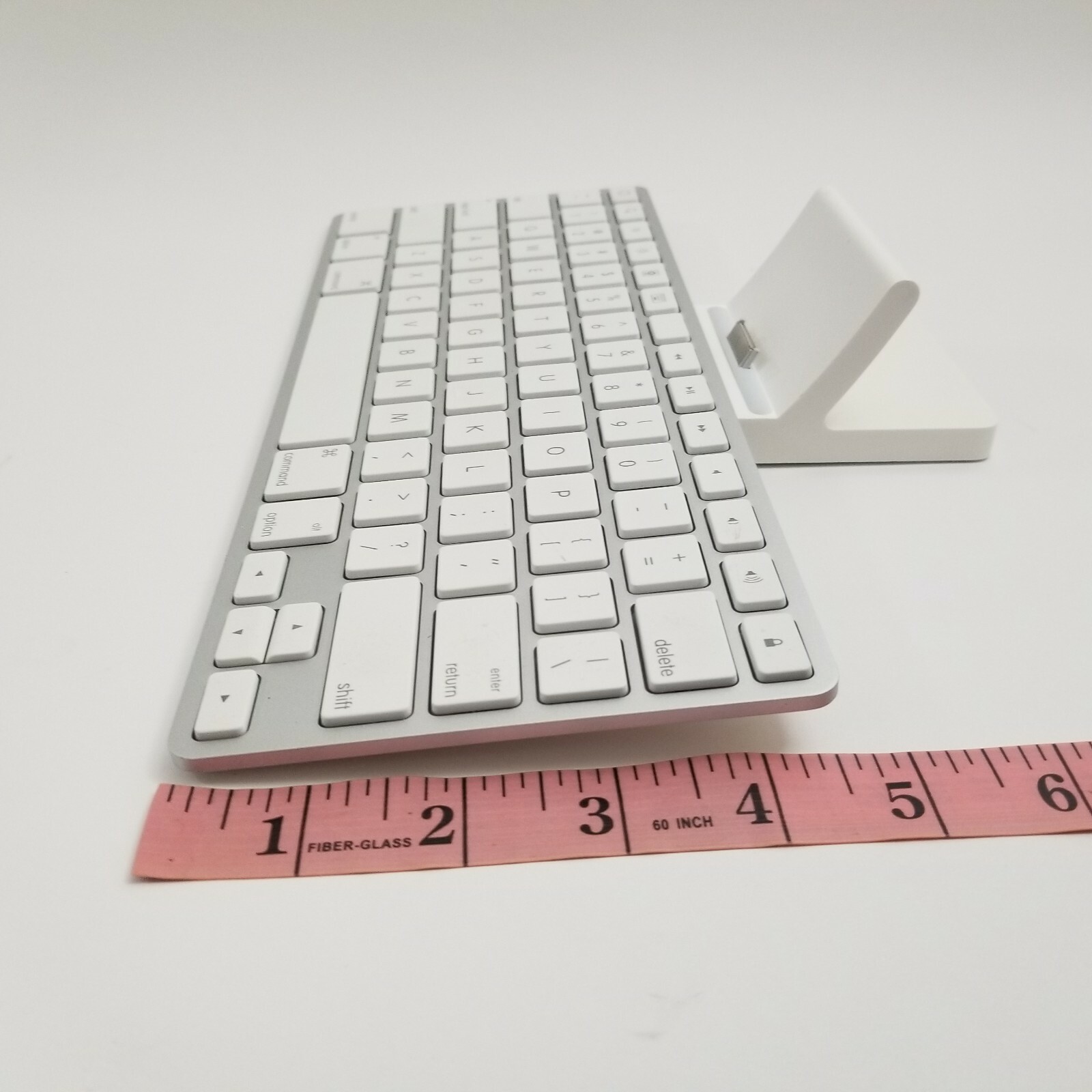 Apple A1359 Keyboard Dock Stand For iPad, iPod & iPhone