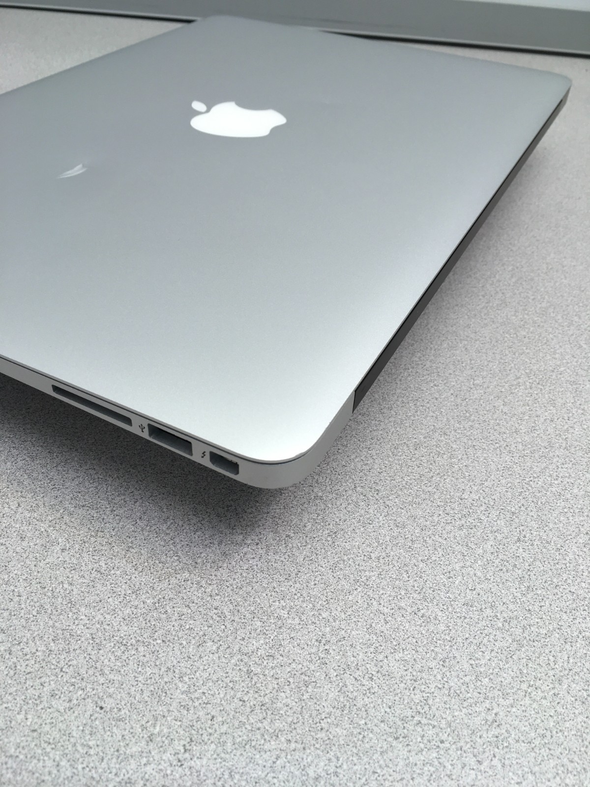 Apple MacBook Air 13.3″ (128GB SSD, Intel Core i5 5th Gen., 1.6GHz, 4GB RAM)…