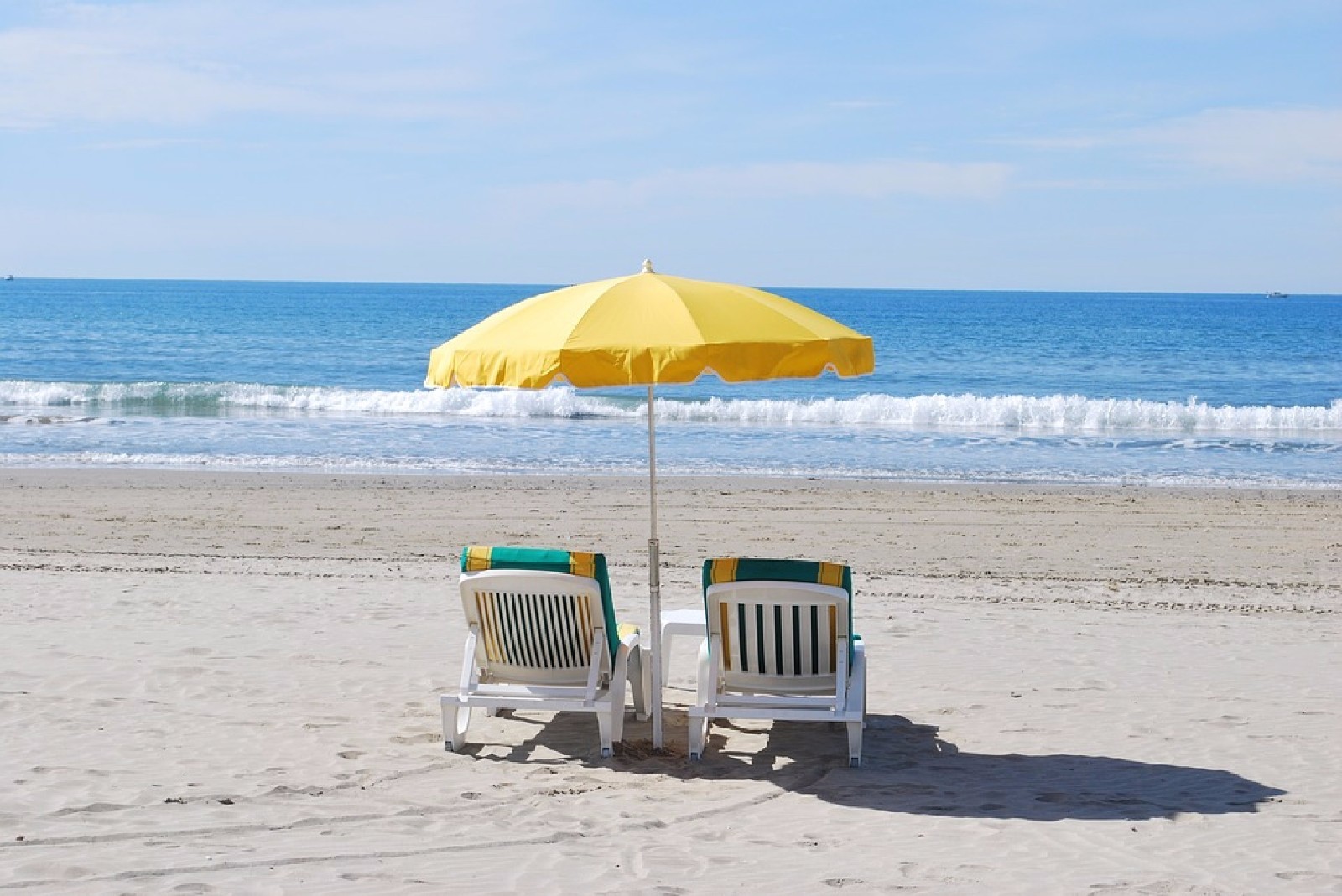 BEACH CHAIRS YELLOW UMBRELLA OCEAN WAVES MOUSE PAD 9 X 7 inches