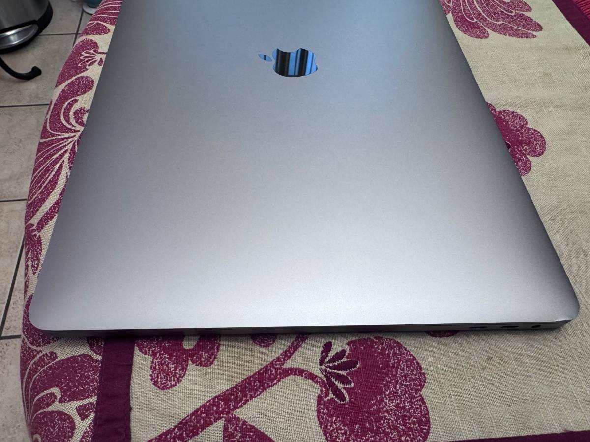 Apple MacBook Pro 2019 i9-9980H 16GB 1TB SSD Radeon Pro 5500M MVVM2LL/A A2141