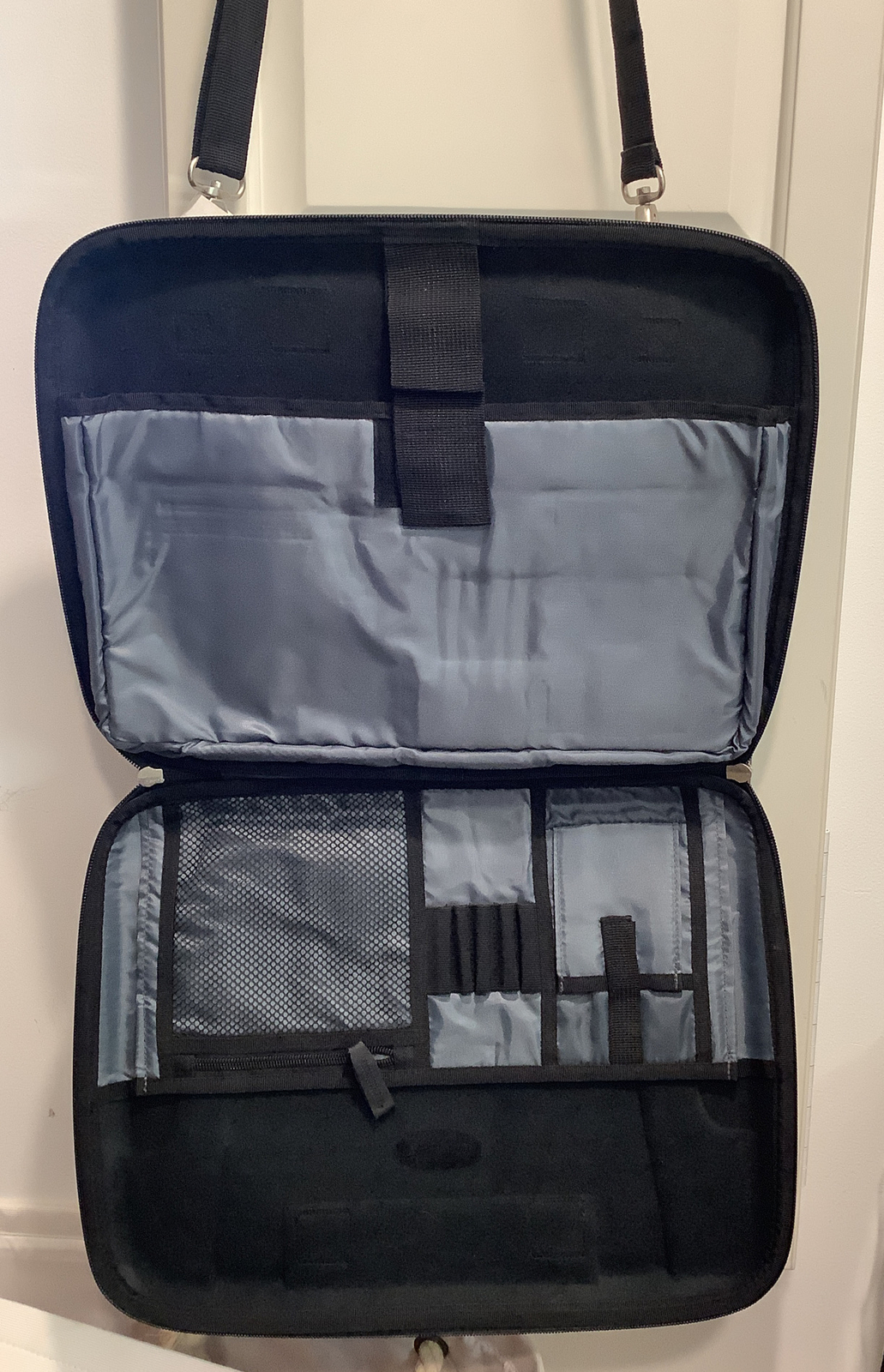 Samsonite 3023 Black Striped Shoulder Laptop Carrying Case/Bag – Luggage