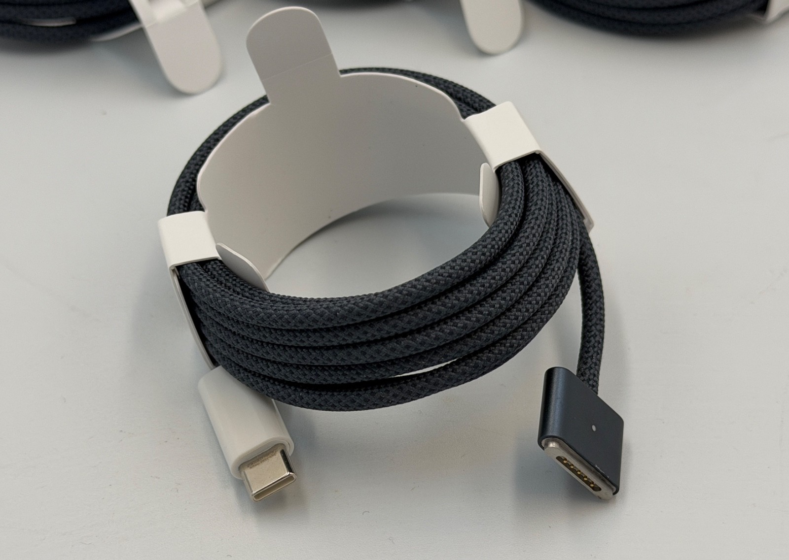 Genuine Apple USB-C to MagSafe 3 Cable (2 m) 2 Meter -Midnight- New – MPL43AM/A