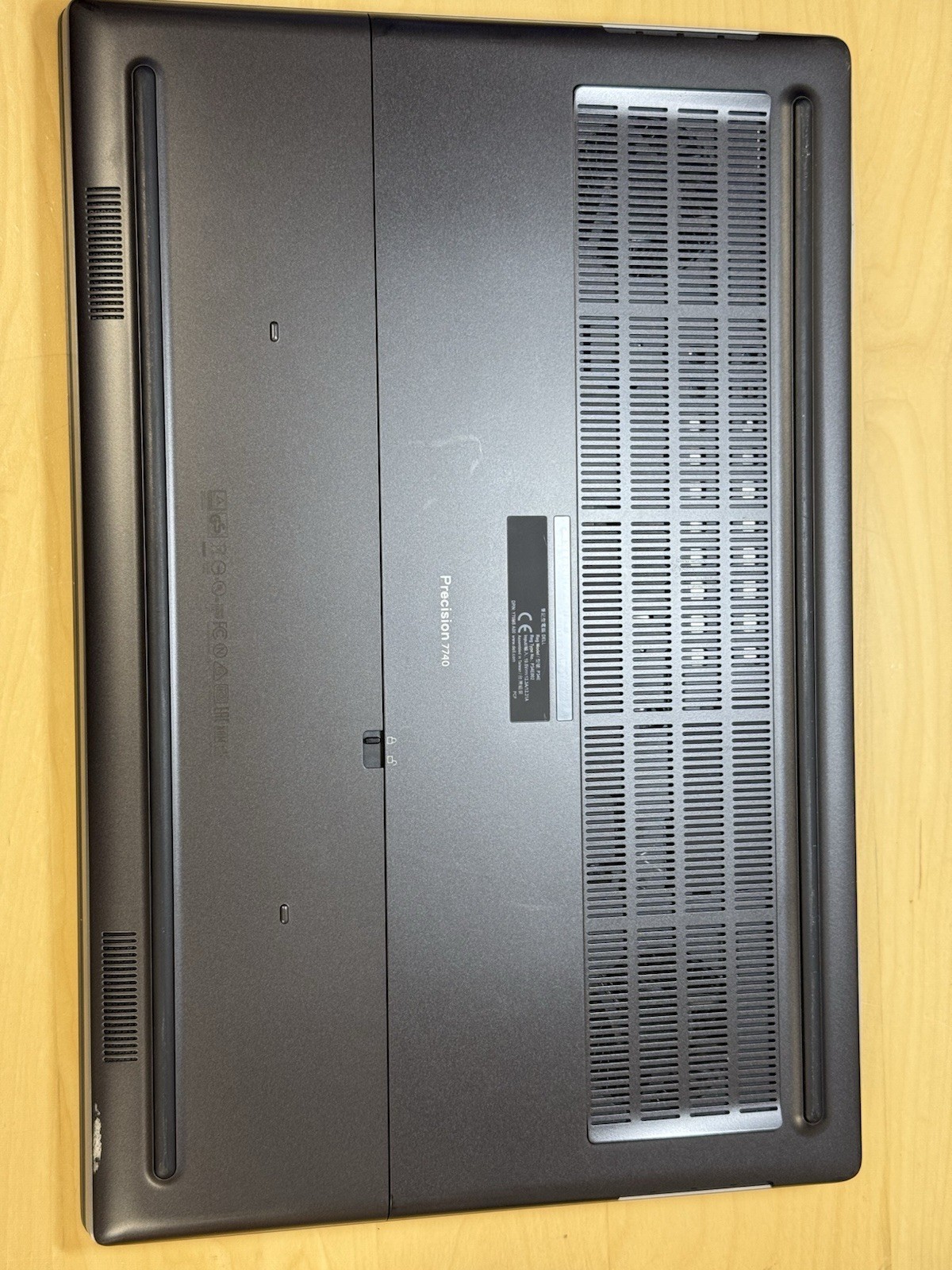Dell Precision 7740 Xeon E-2276M 2.80GHz / 32GB RAM / 512GB SSD RTX 3000 NO OS