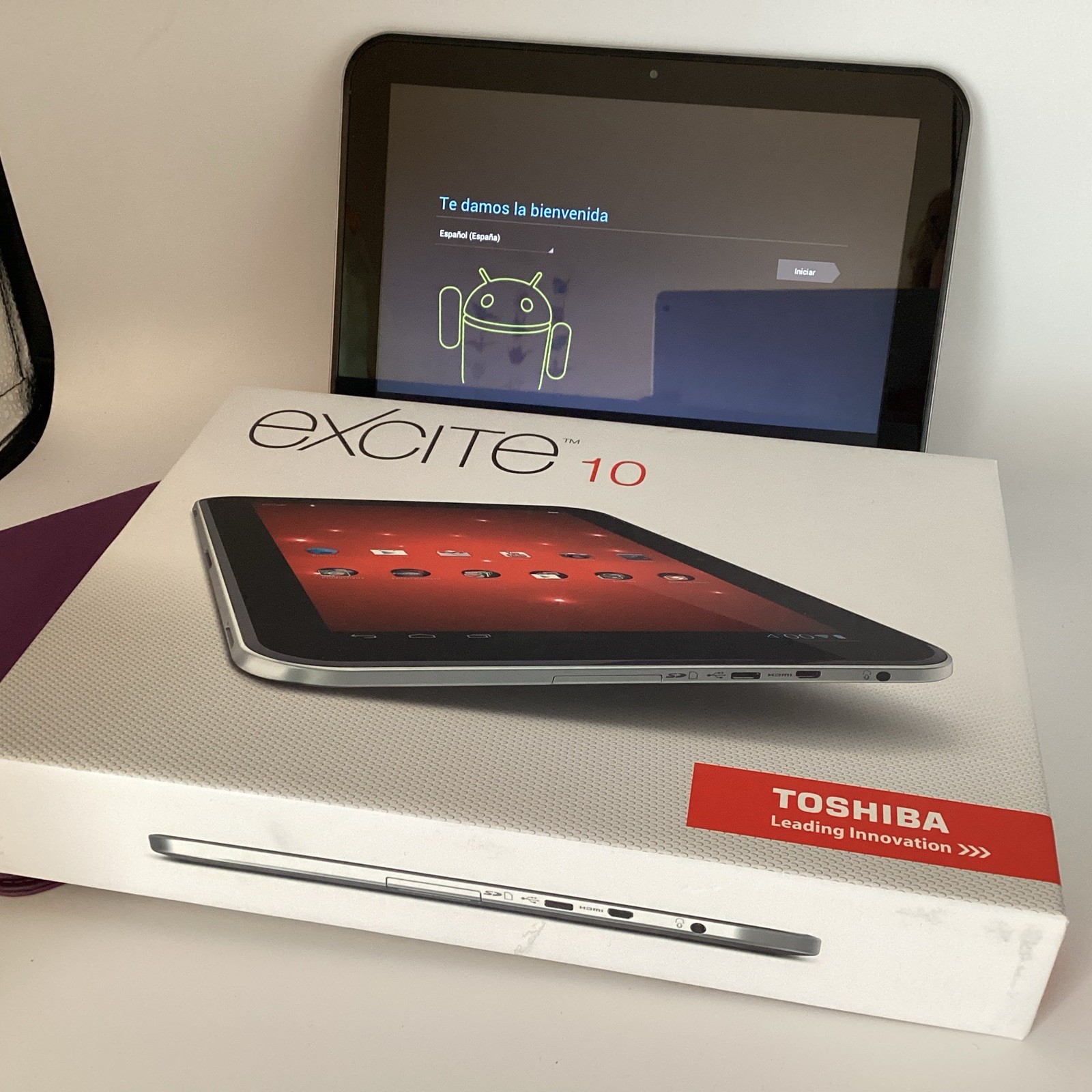 Toshiba Excite 10 AT305-T16 16GB Tablet bundle w/ Original Box & Charger, Case