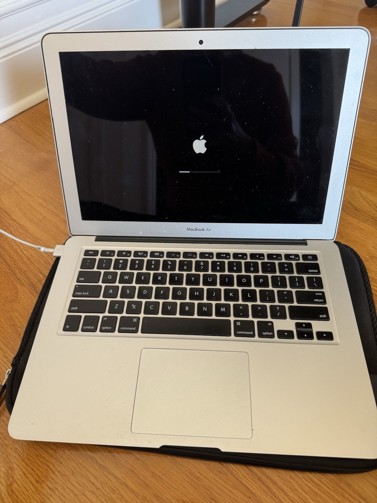 Apple MacBook Air 13″ (128GB SSD, Intel Core i5 5th Gen., 1.6 GHz, 4GB) Laptop –