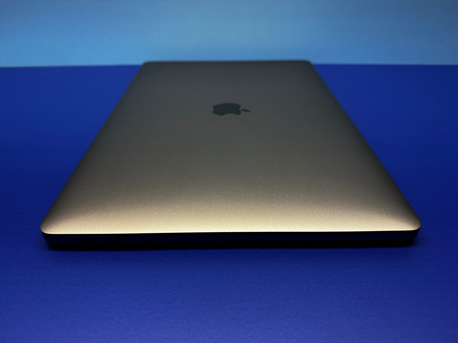 2018 Apple MacBook Pro 15″ i7 2.60GHz/16GB/512GB SSD – (Silver) A1990 w/Warranty