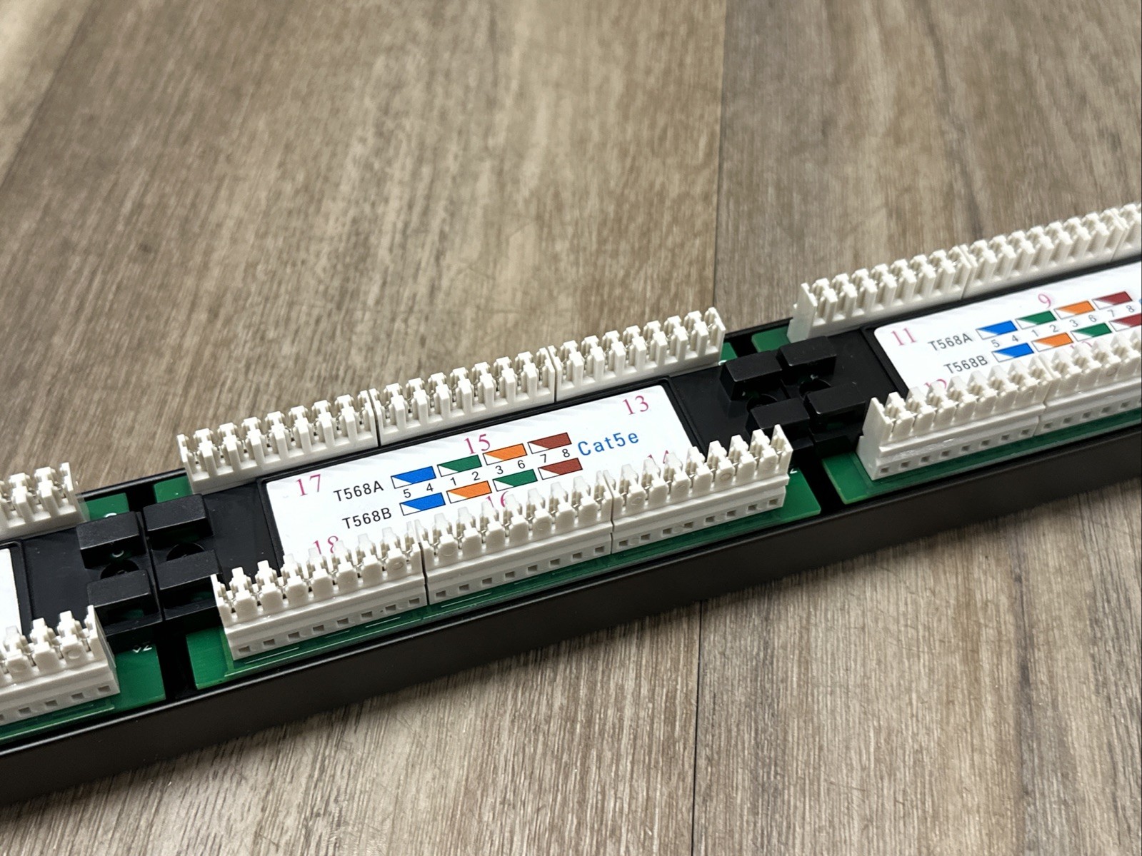 Cat5e 24 Port Patch Panel Rack Mount- w/Wire Management