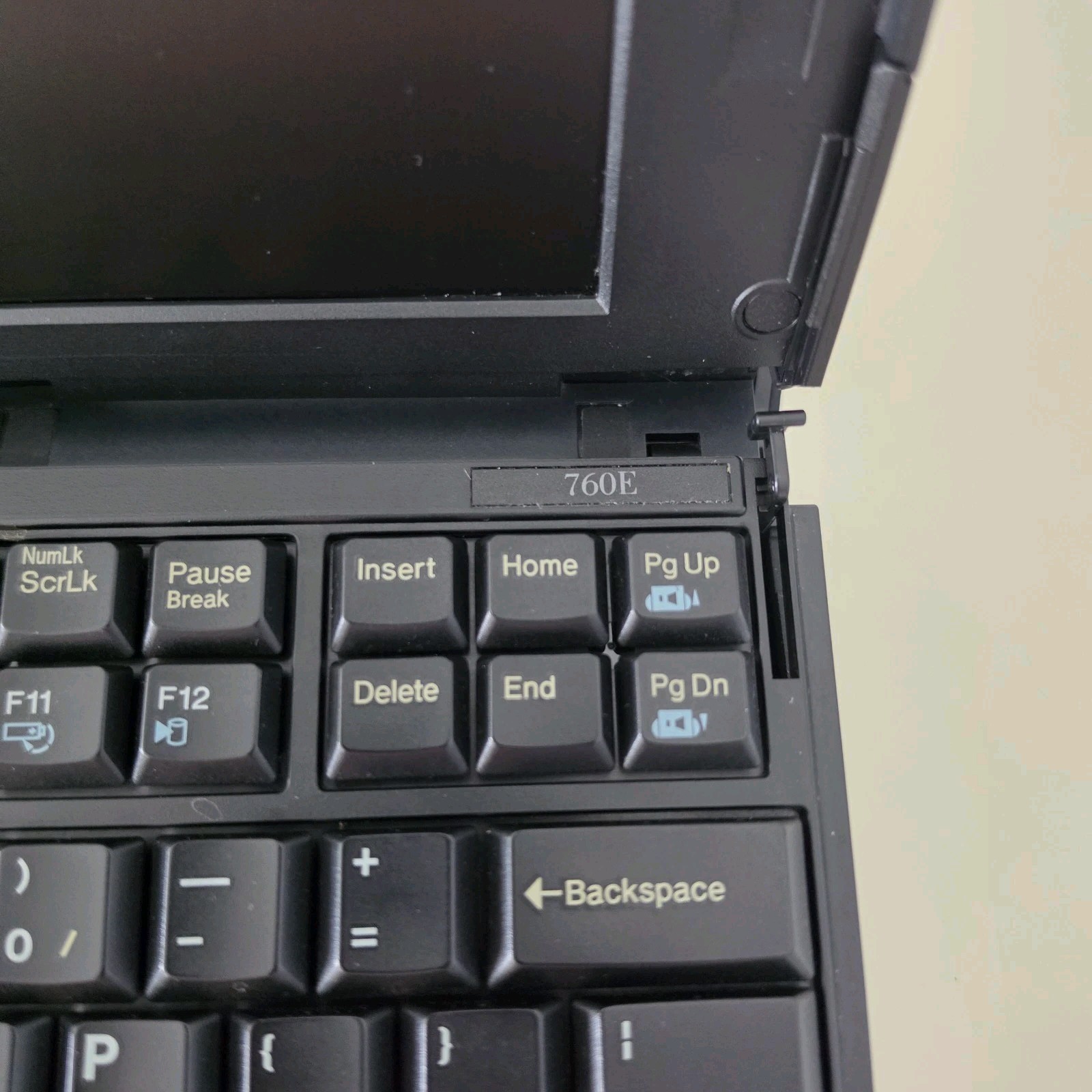 RARE Vintage 12.1″ IBM ThinkPad 760E Laptop – Intel Pentium 72MB RAM 1.33GB HDD