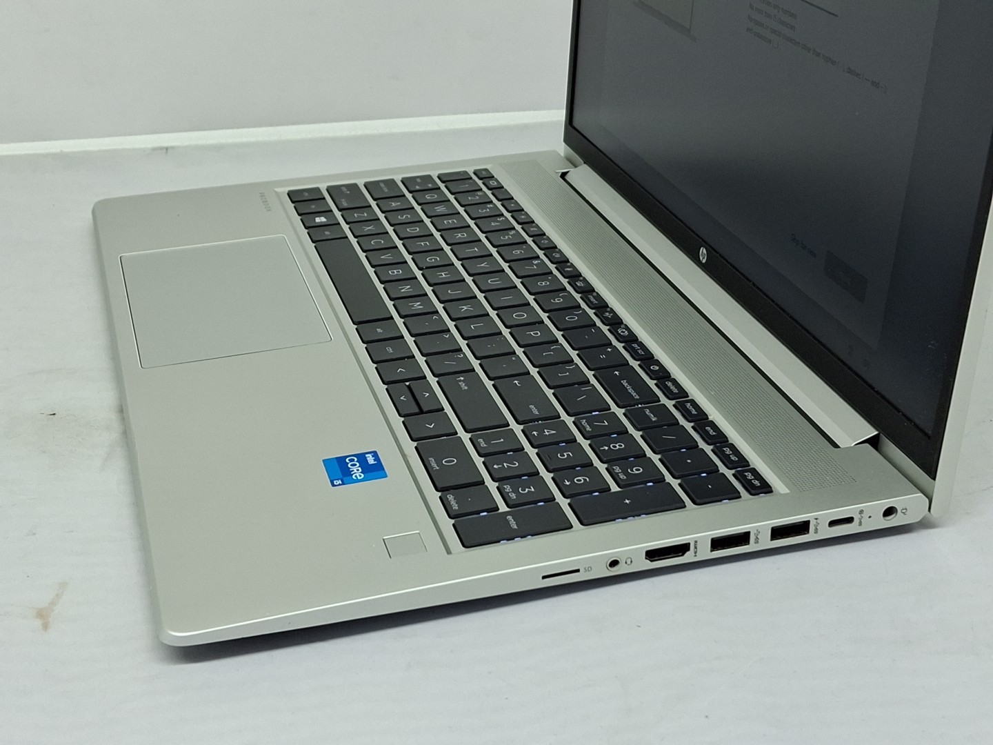 HP ProBook 450 G8 15.6″ – i5-1135G7, 8GB, 256GB – Windows 11 – Scratches