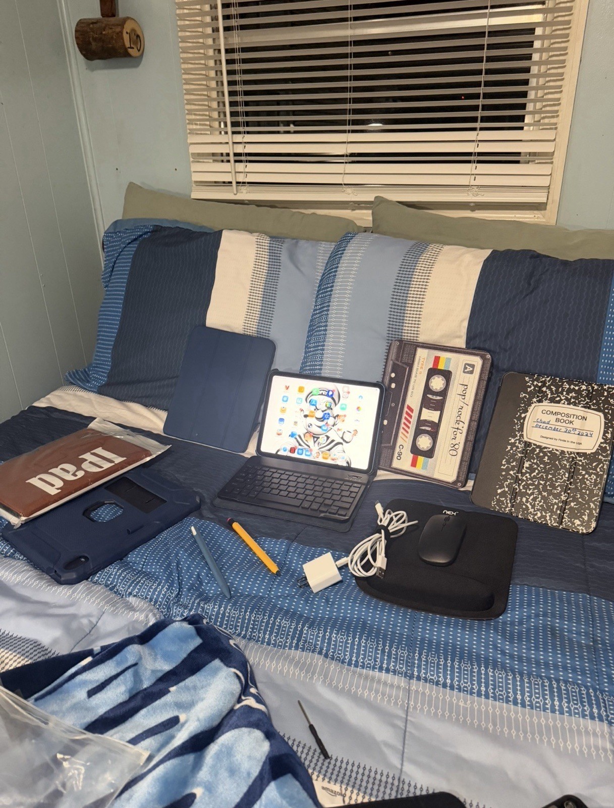iPad 10 Gen Bundle- 256GB (WiFi + Cellular) & Workstation.