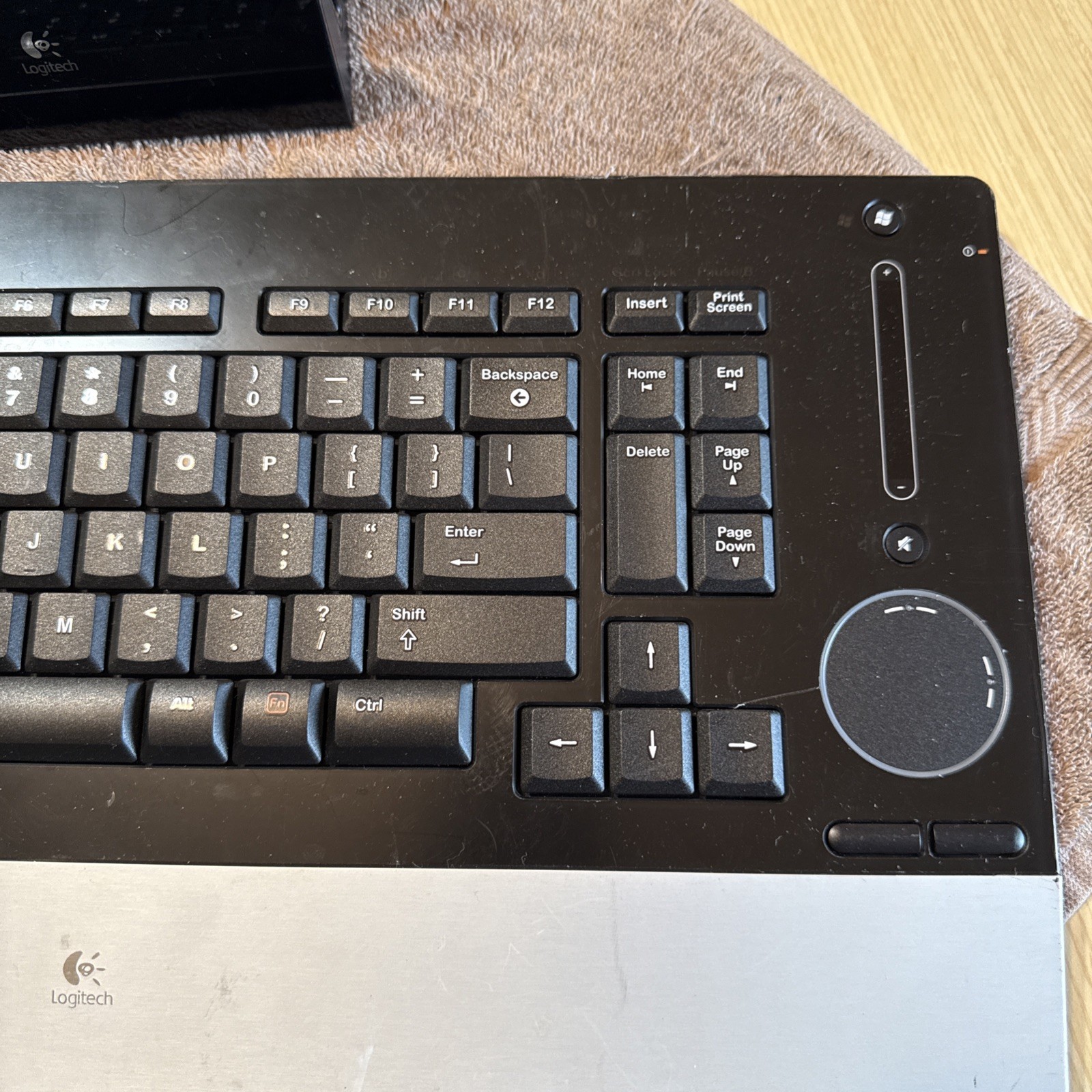 Logitech DiNovo Edge. Wireless Bluetooth Keyboard &- Charging Dock Y-RAY81