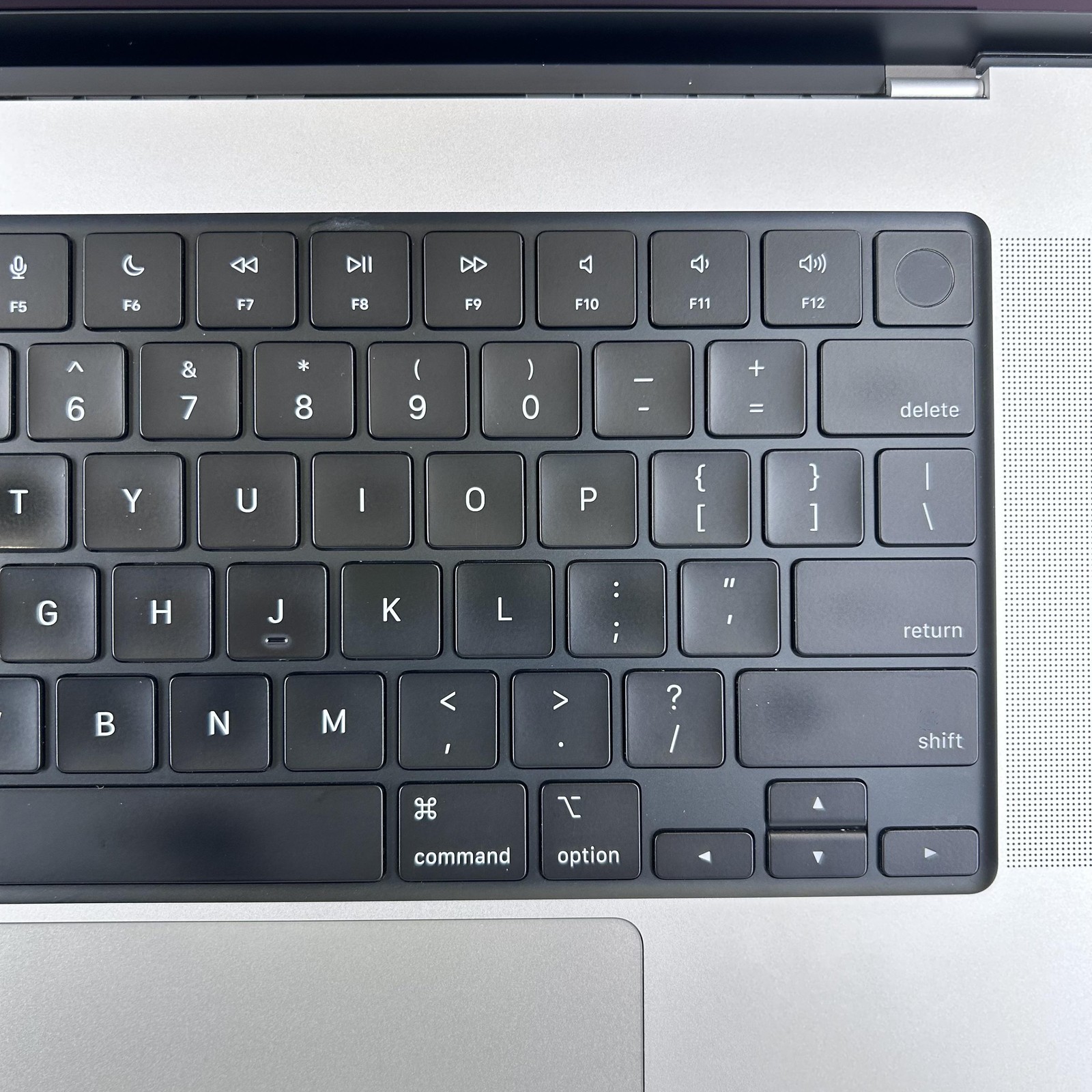 MacBook Pro 16 Silver 2021 M1 Max 10-Core CPU 32-Core GPU 64GB 2TB SSD Pink Hue