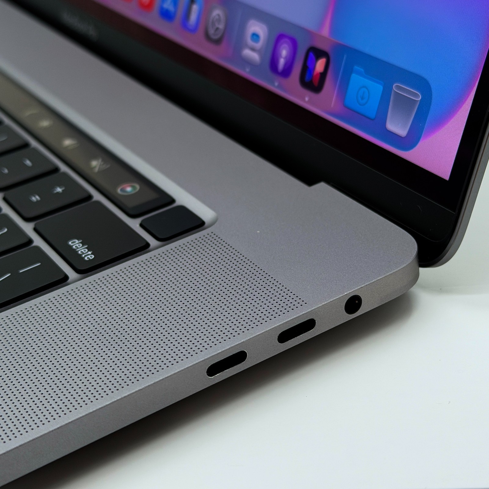 EXCELLENT – MACBOOK PRO 16 INCH – 4TB SSD – 64GB RAM – WARRANTY