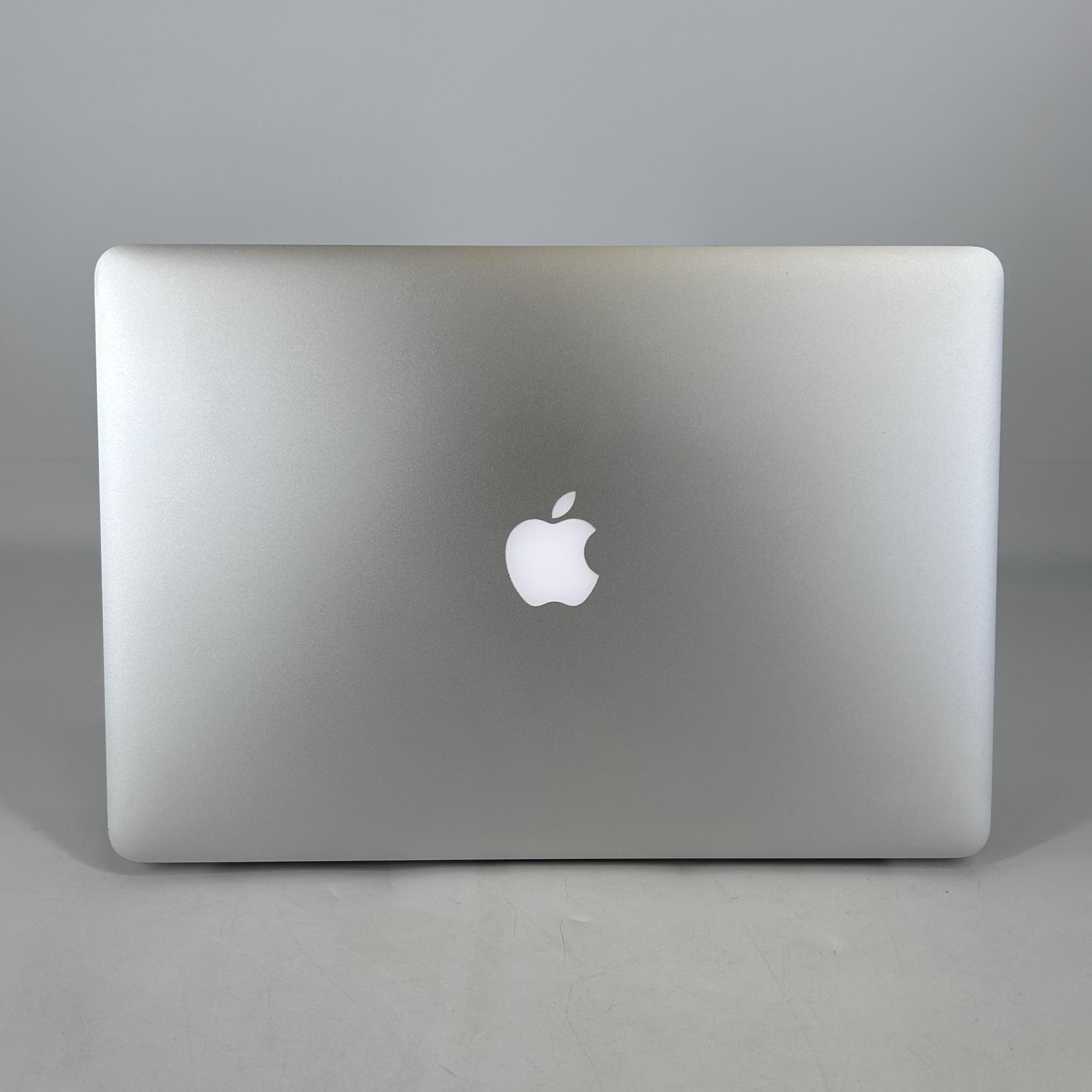 MacBook Pro Retina 15 Silver 2015 2.2 GHz i7 4th Gen. 16GB 256GB SSD Good
