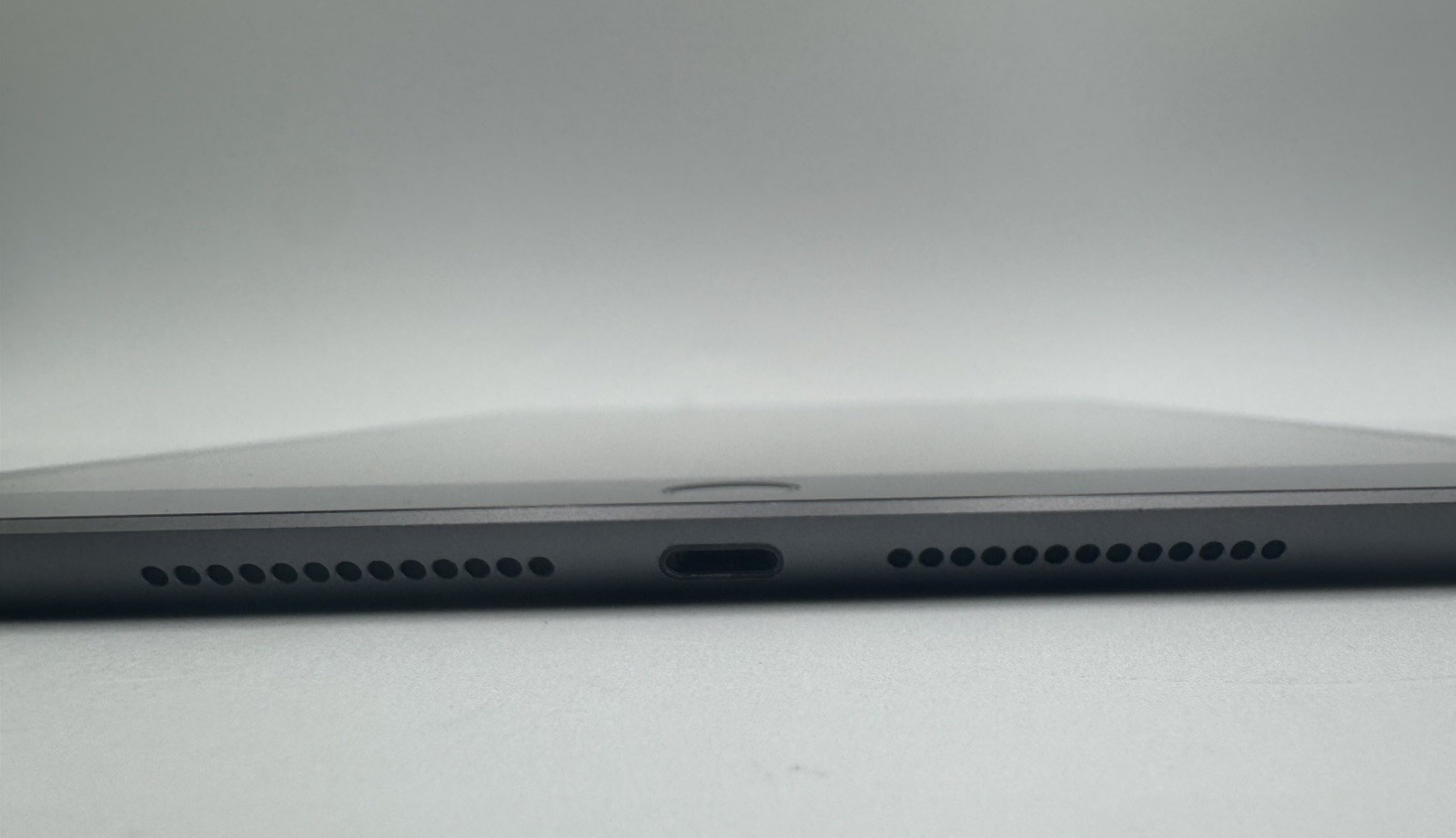 Apple iPad 9th Generation A2602/MK2K3LL/A – 64GB – 4GB RAM – iPadOS 18.3.26