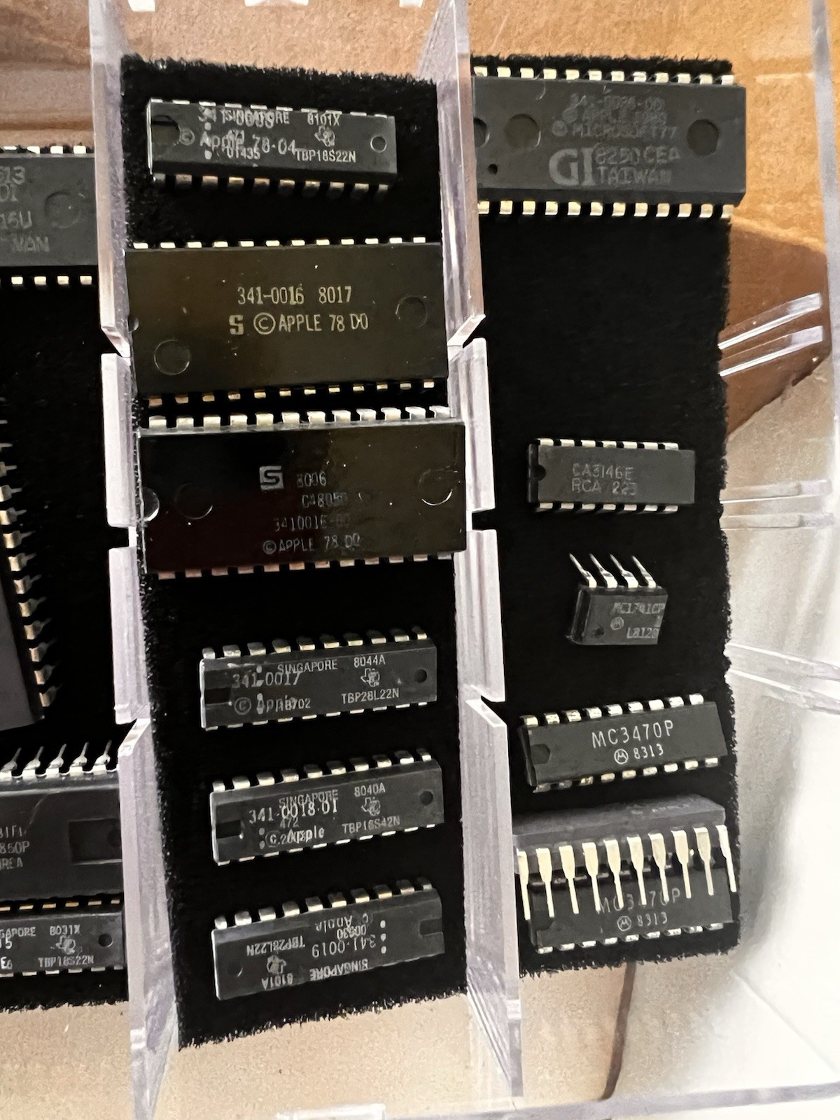 Apple Apple e Hardware Add On Kit 652-0507 Mixed Lot IC Chips Assortment