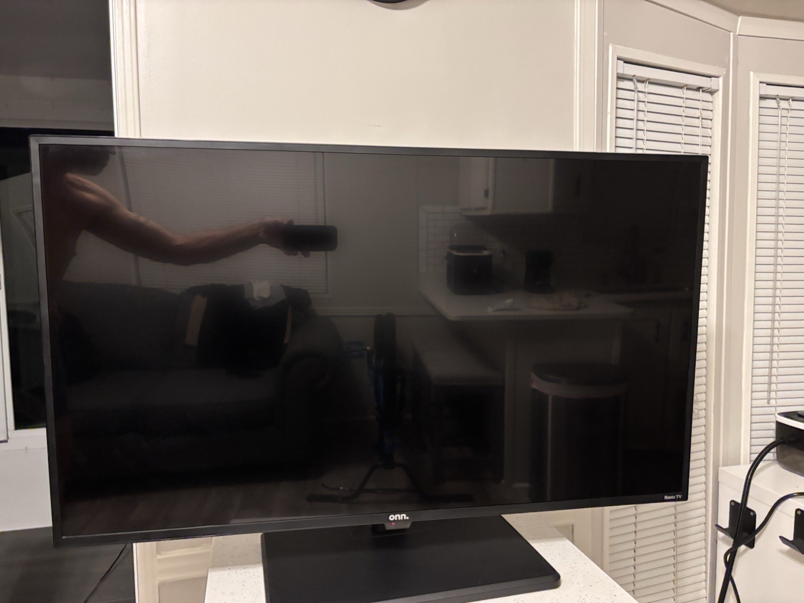 onn. Roku TV 40in LCD Flat Screen TV, 1920×1080 Max Resolution, Black