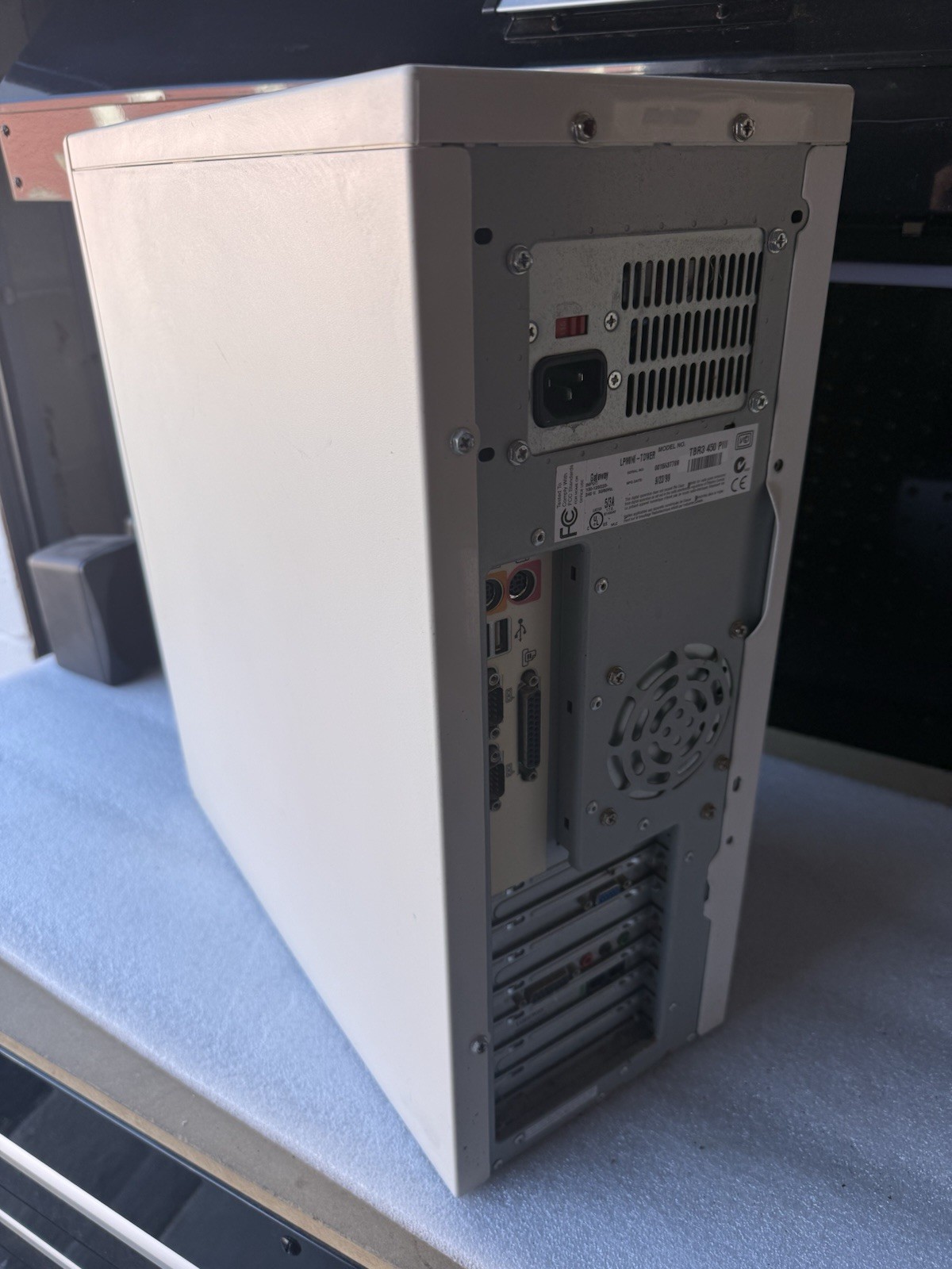 Gateway TBR3 450 PIII Computer Pentium III 450MHz 128MB RAM – No HDD/OS