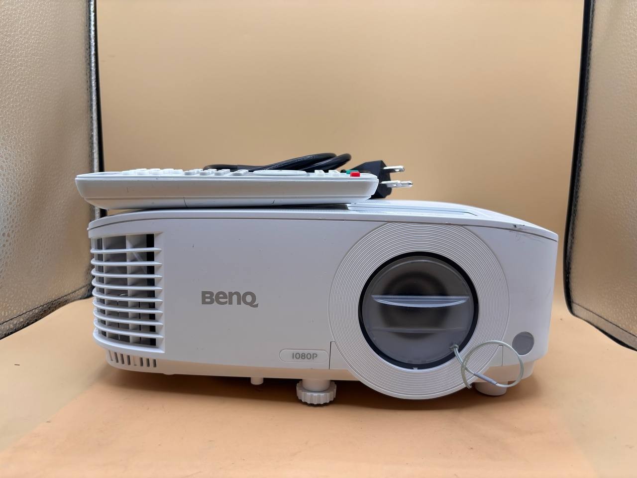 BenQ MH733 Full HD DLP Projector 4000 Lumens Great W/ Remote & Cords PH9