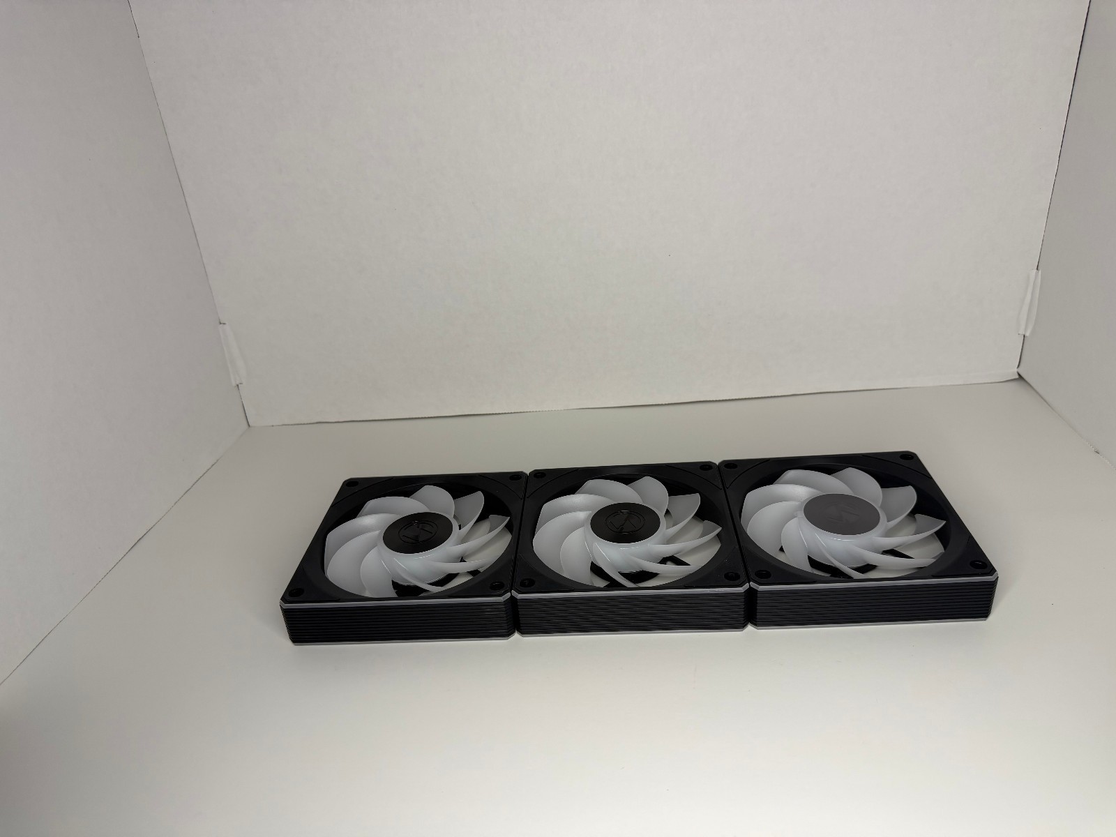 *FANS ONLY* Lian Li UNI FAN CL Wireless 120mm Case Fan – Black Reverse (3 Pack)