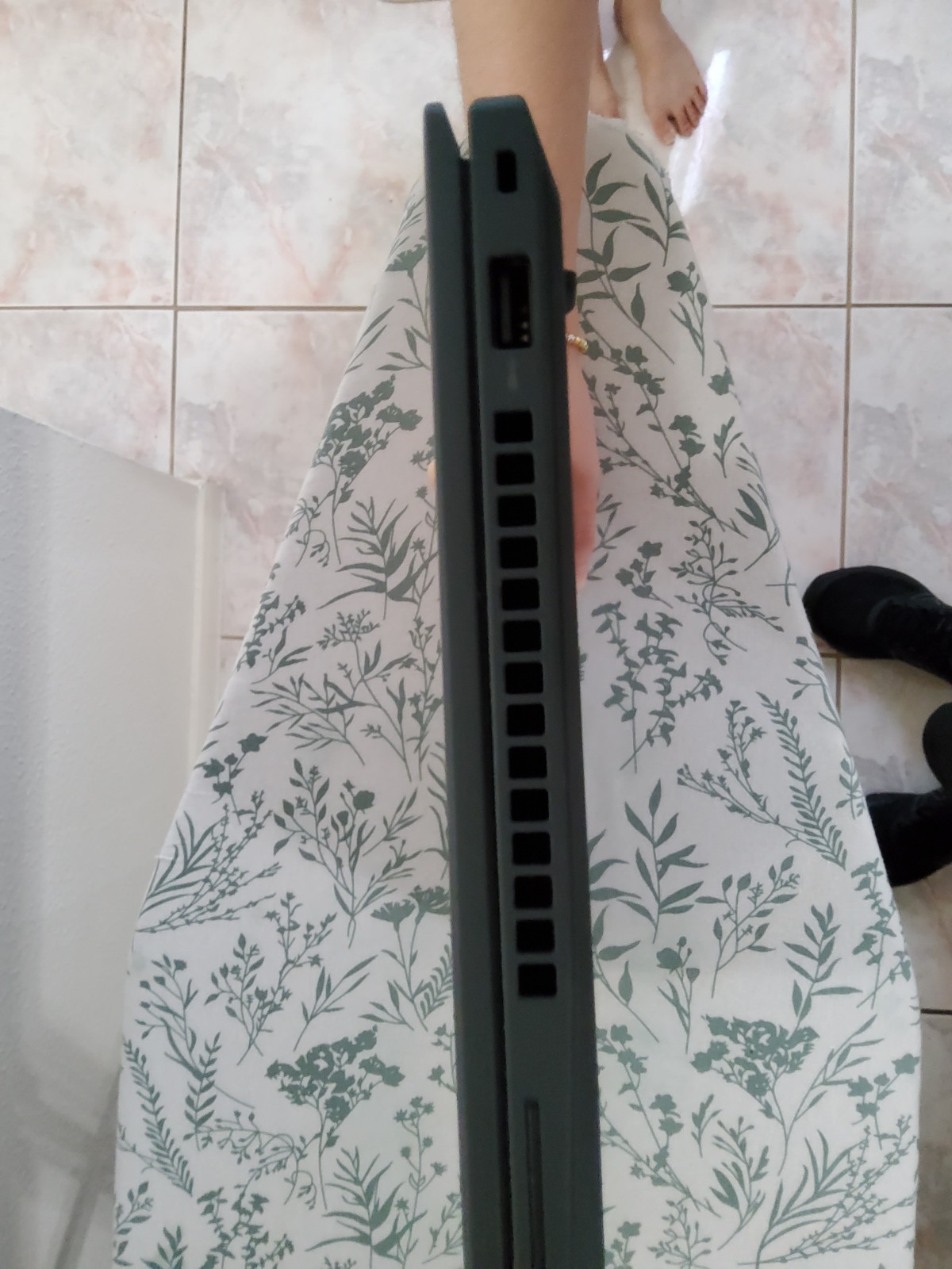 Lenovo ThinkPad P14s Gen 4 | AMD 7840U | 64GB RAM | 1200p IPS DISPLAY | NO SSD