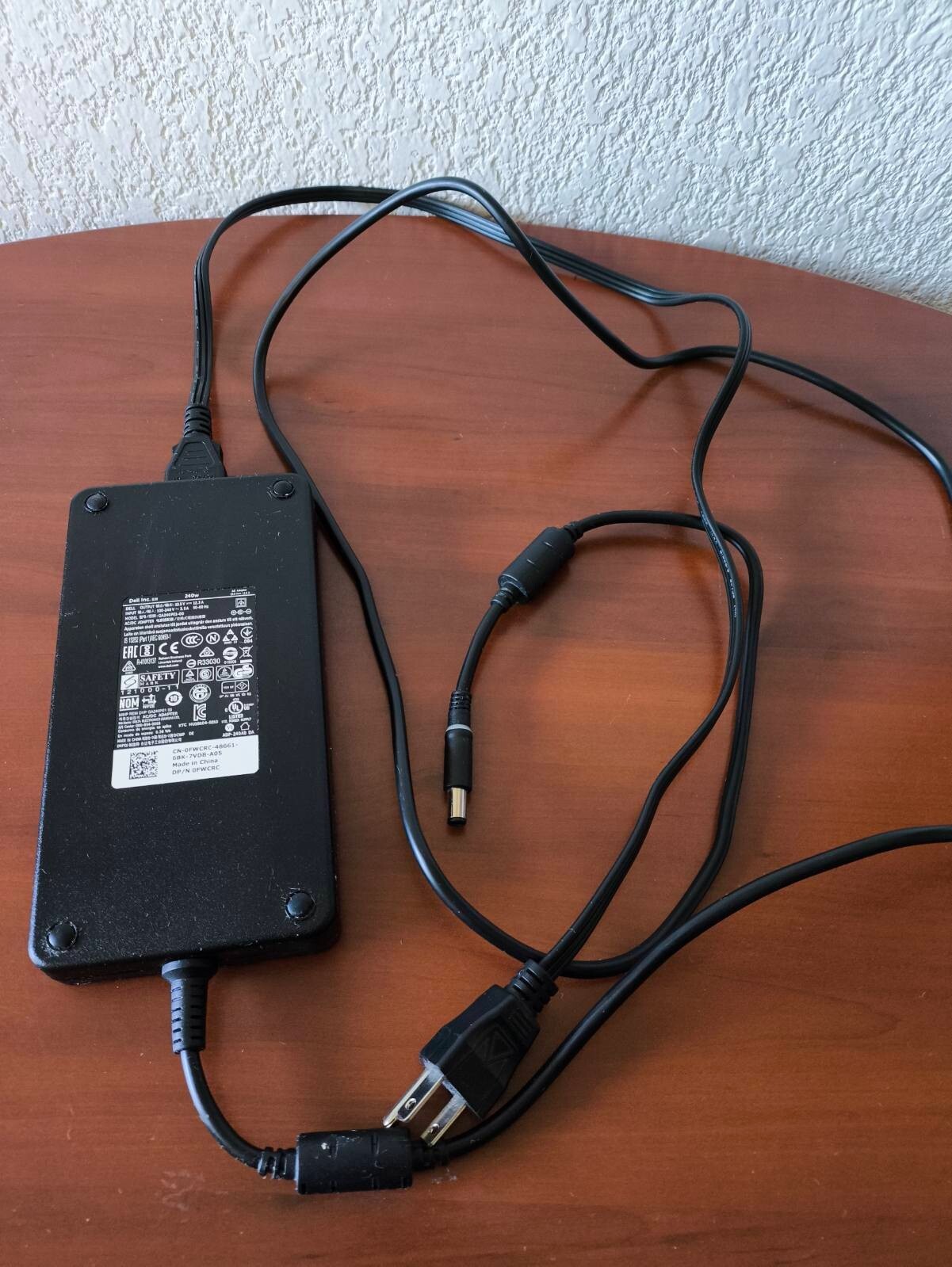 Dell Inc. 240W AC Adapter GA240PE1-00/LA240pm160 19.5V 12.3A