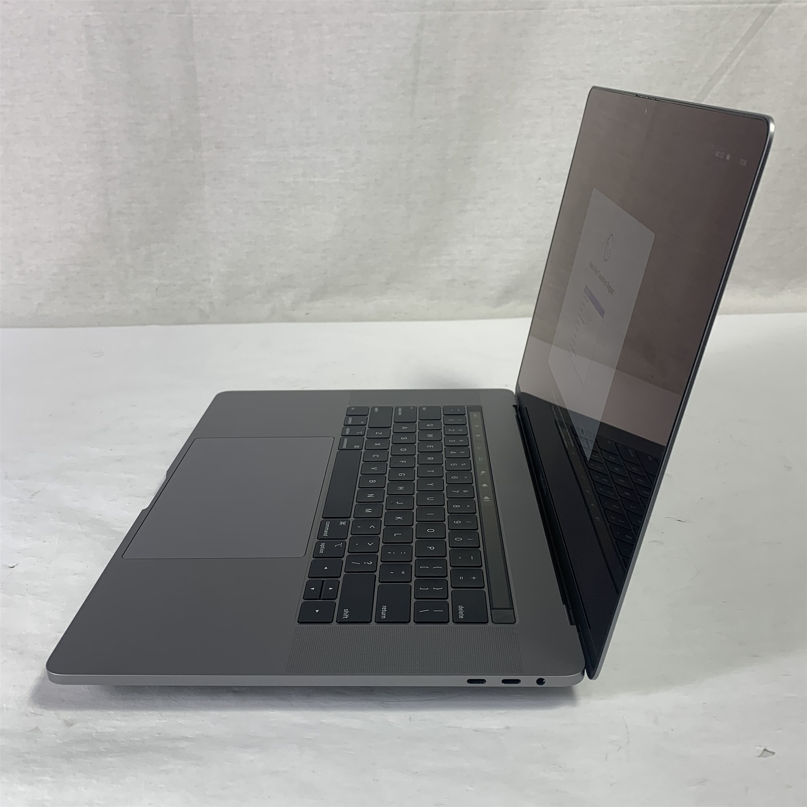 Apple MacBook Pro A1990 15″ 2019 Laptop Oct Core i9-9880H 2.3GHz 16GB 500GB SSD