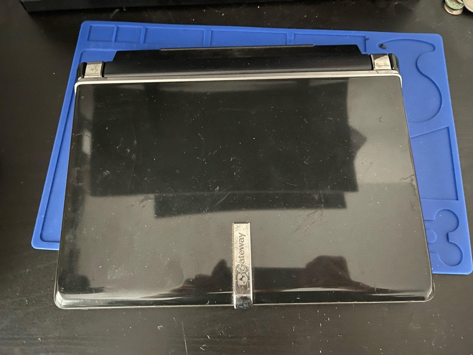 Gateway KAV60 Netbook Intel Atom 1.60GHz No Charger Broken Screen Turns On