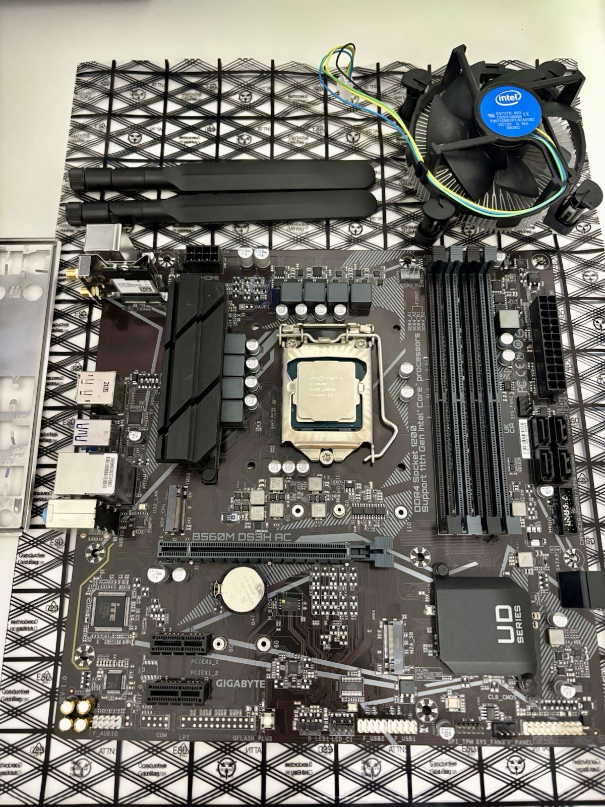 Intel Core i5-10400F + Gigabyte B560M DS3H AC Micro ATX LGA1200 Motherboard
