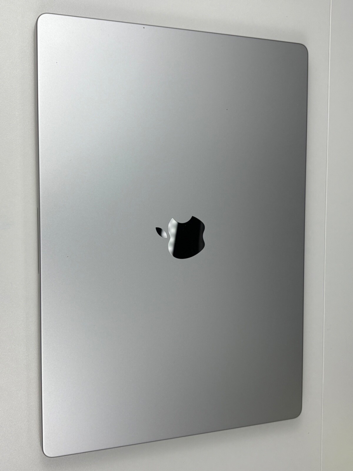 Apple MacBook Pro 16″ (1TB SSD, M1 Pro, 16GB) BUNDLE WITH OEM CHARGER – Silver –