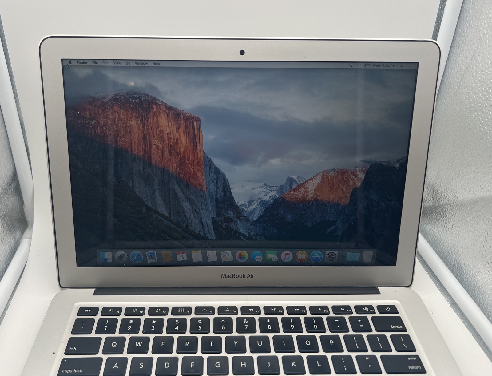 MacBook Air 13 Silver 2015 1.6 GHz Intel Core i5 5th Gen. 4GB 128GB