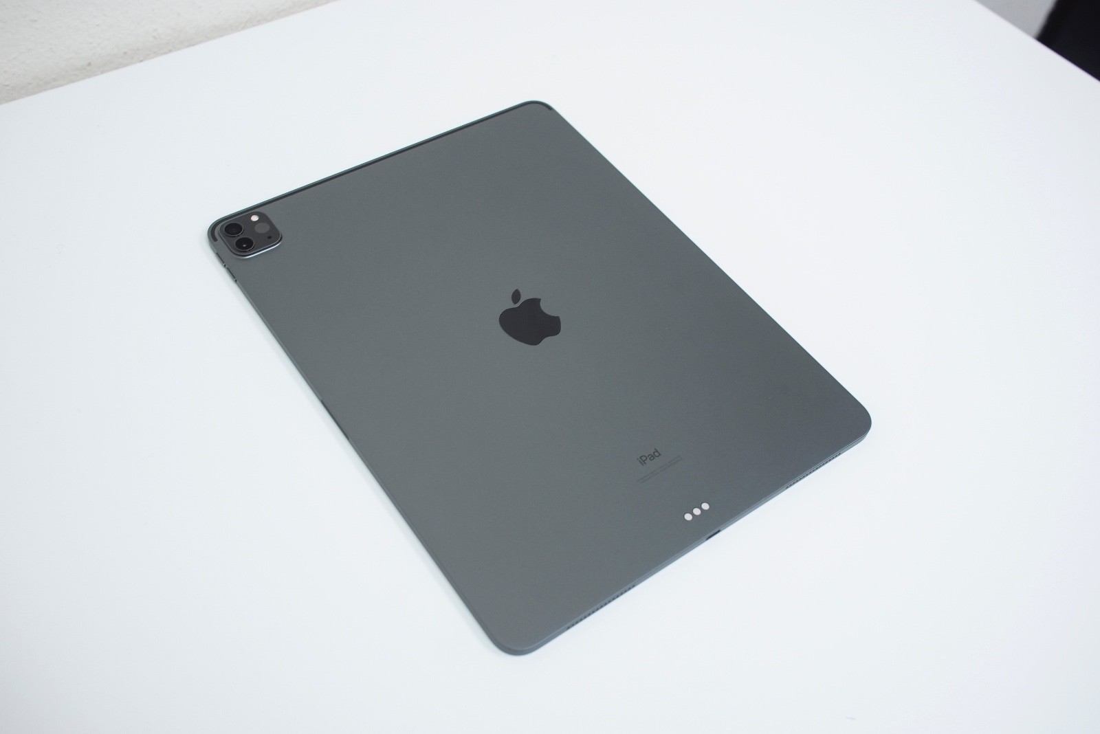 Apple 4th Gen 12.9 Inch iPad Pro 128GB (WiFi only / A2229) MY2H2CH/A + Pencil