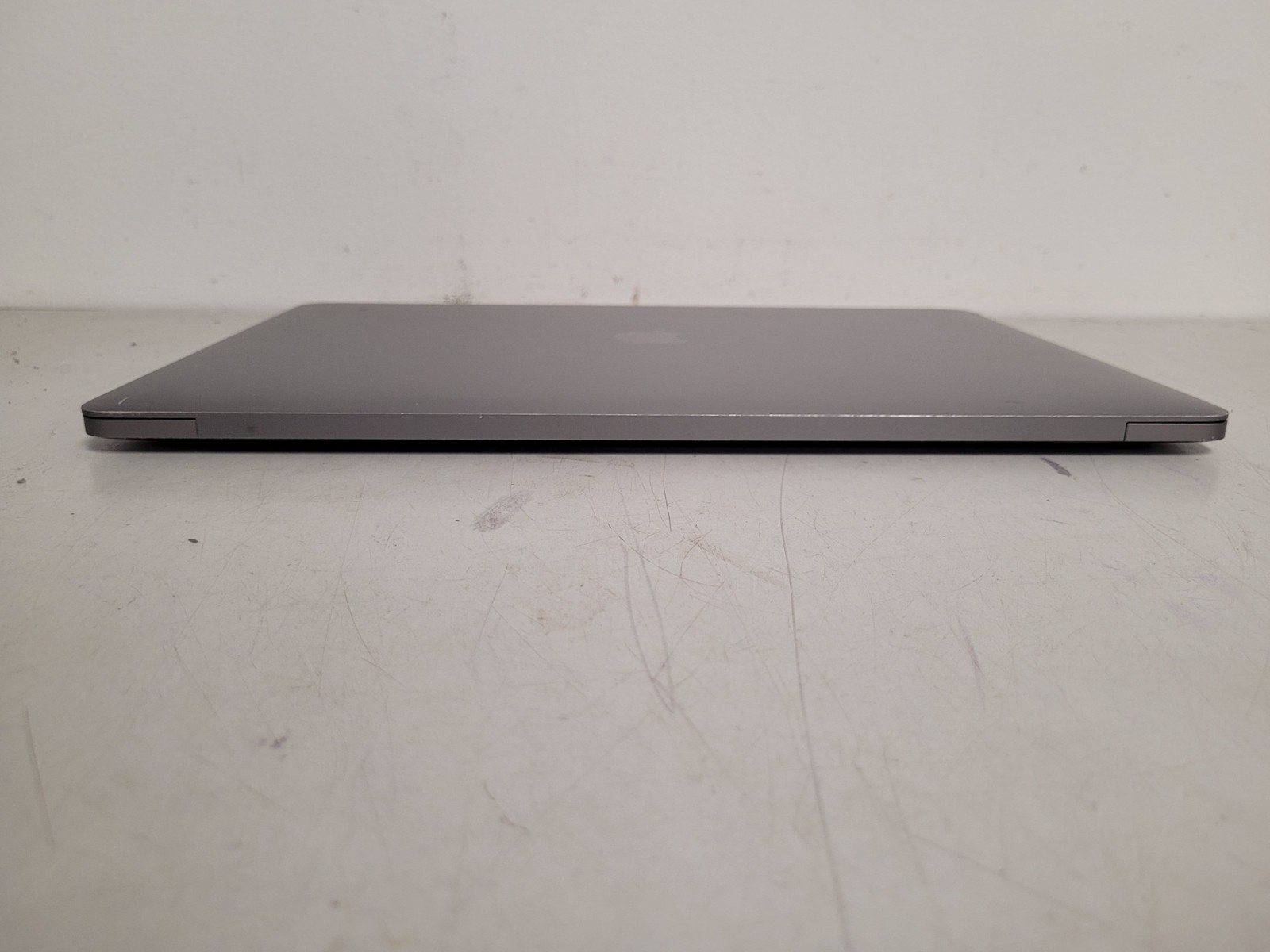 Apple MacBook pro 15″A1990 i9-9980Hk 2.4gh 16gb ram 1tb ssd sequoia C02YQ1B3LVDQ