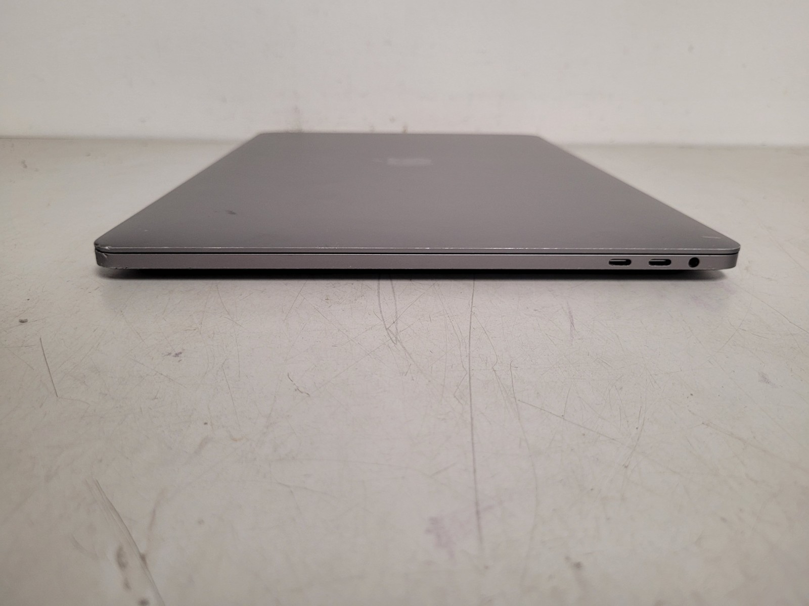 Apple MacBook pro 15″A1990 i9-9980Hk 2.4gh 16gb ram 1tb ssd sequoia C02YQ1B3LVDQ