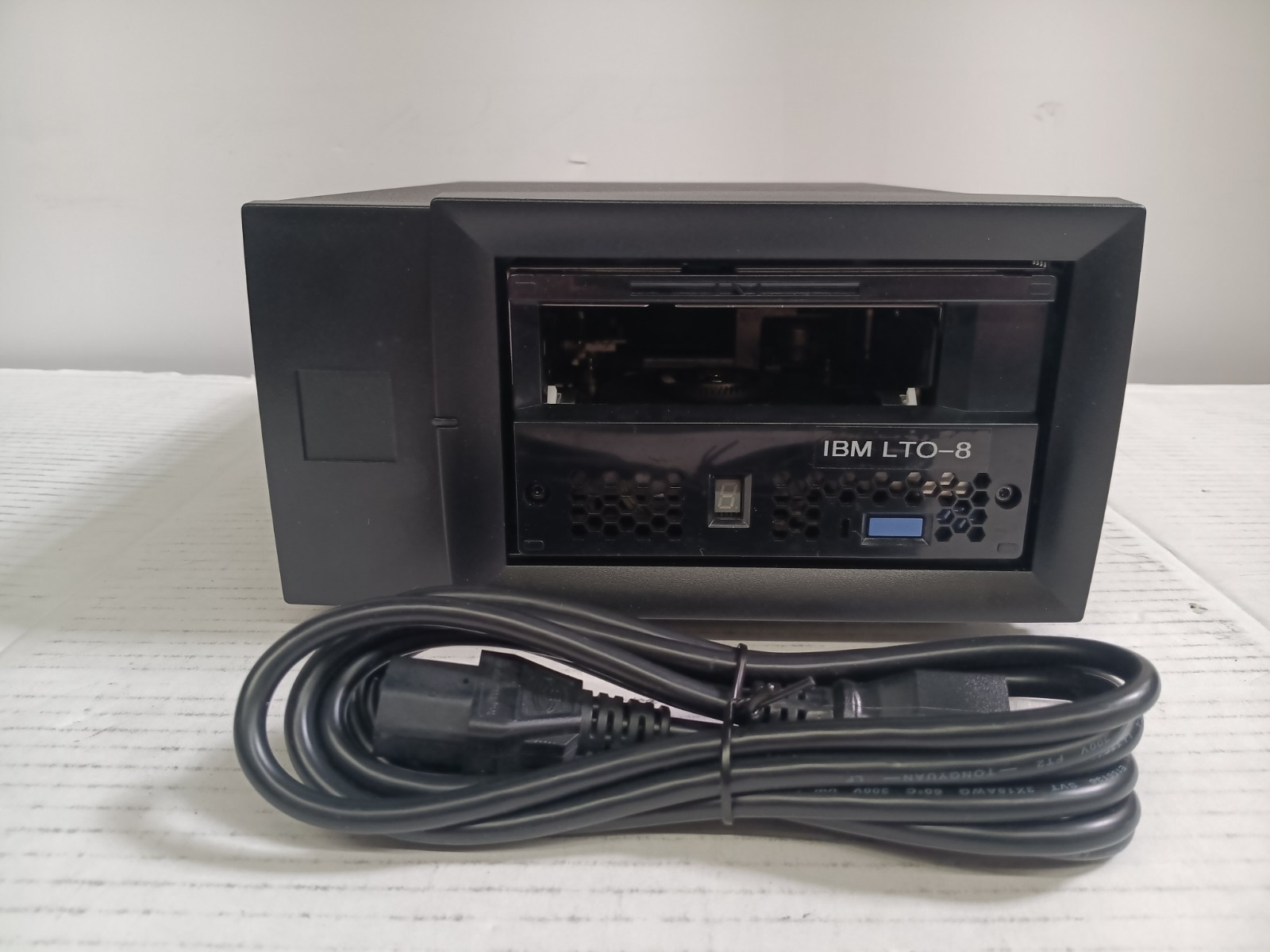 IBM LTO 8 FH FC Tabletop tape drive P/N 02XV409 00VJ551