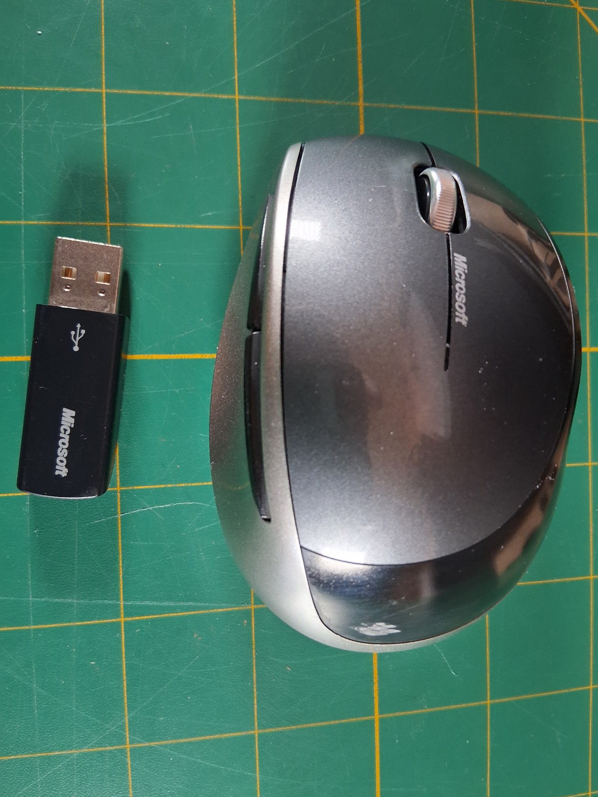Microsoft Explorer Mini Mouse BlueTrack Technology 2.4GHz Wireless 1363 Vista XP