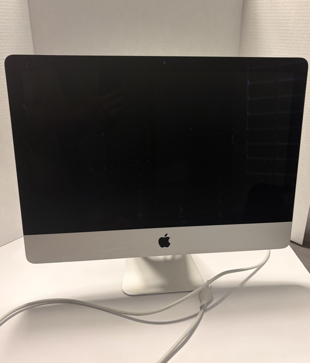 Apple iMac A1418 21.5 inch (1TB, Intel Core i5 5th Gen., 1.60GHz, 8GB) Desktop