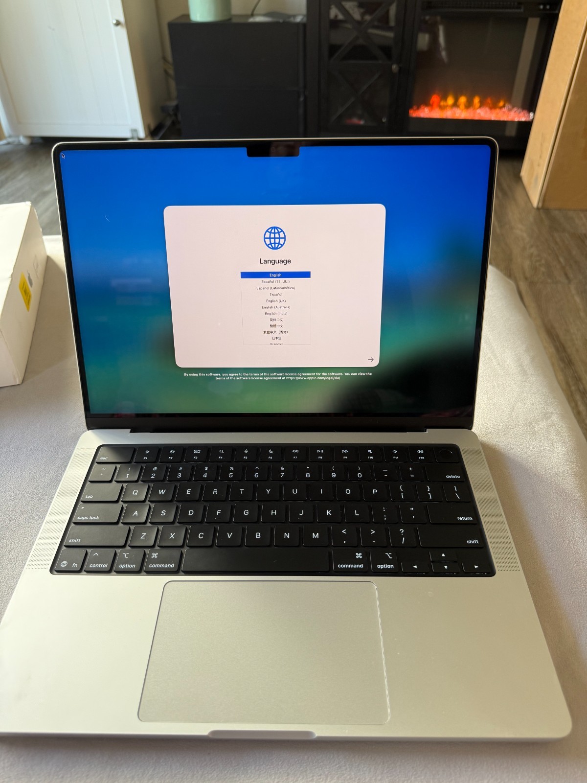 Apple 14-inch MacBook Pro – Apple M5 chip with 10-core CPU and 10-core GPU – 16G