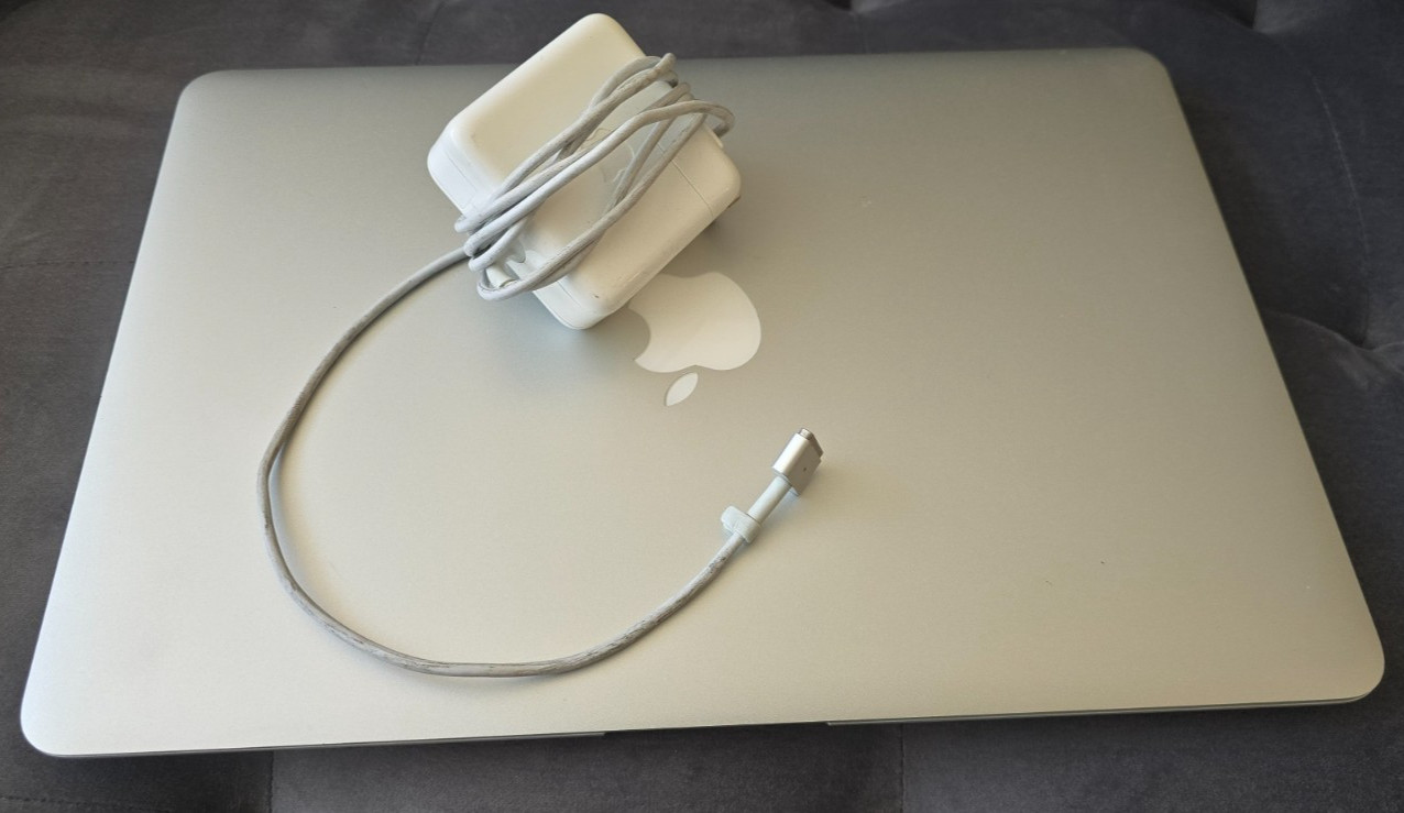Apple MacBook Air 13.3 in Intel Core i5 5th Gen. 1.80 GHz, 128 GB 8 GB Intel HD