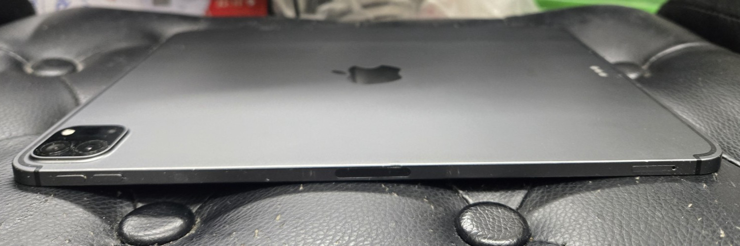Apple iPad Pro 11″ (2nd Gen) A2230 1 TB, Wi-Fi + 4G – Space Gray+Magic Keyboard