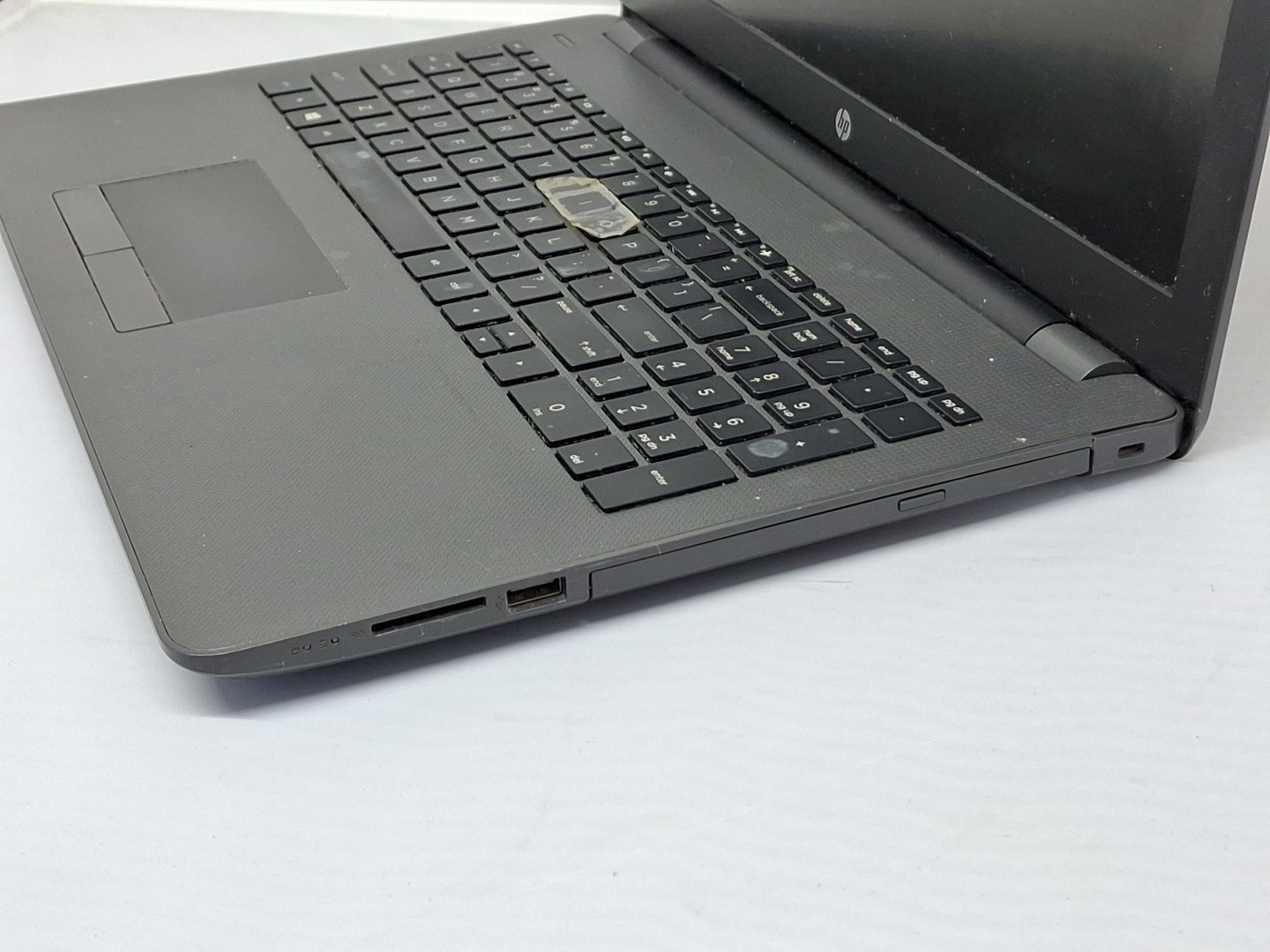 HP 250 G6 – i5-7200U – 8GB, 256GB, Windows 11 – bad key, loose hinge