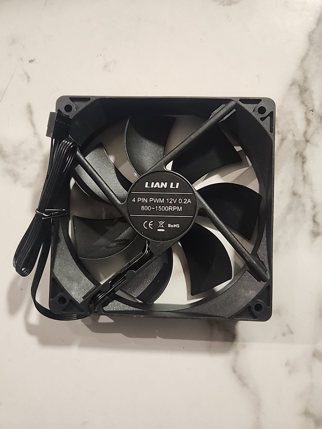 lian li Pc fan 4 pin pwm 12 volt 0.2 A 800-1500 RPM