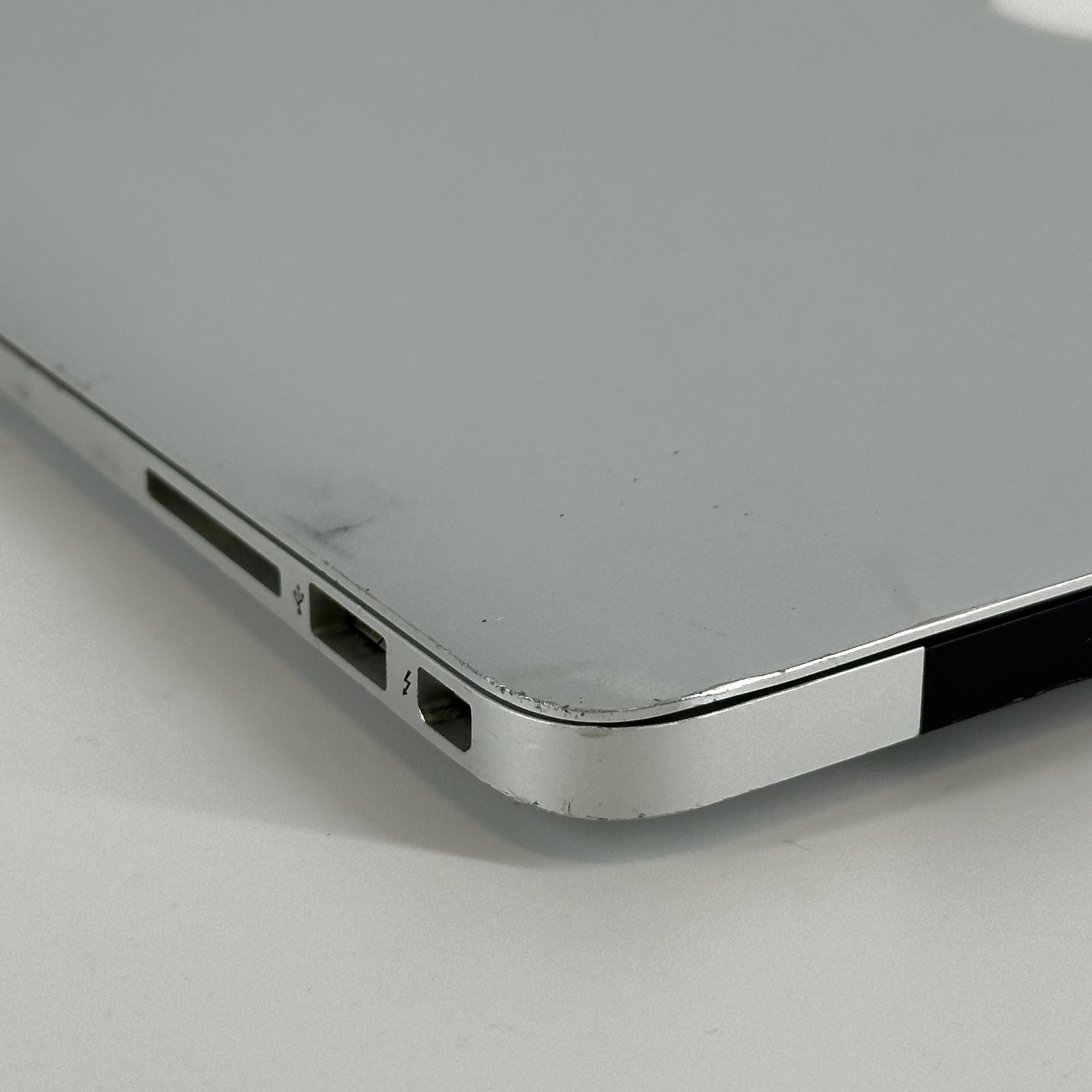 MacBook Air 13 Silver 2015 1.6 GHz Intel Core i5 5th Gen. 4GB 128GB Bent Frame