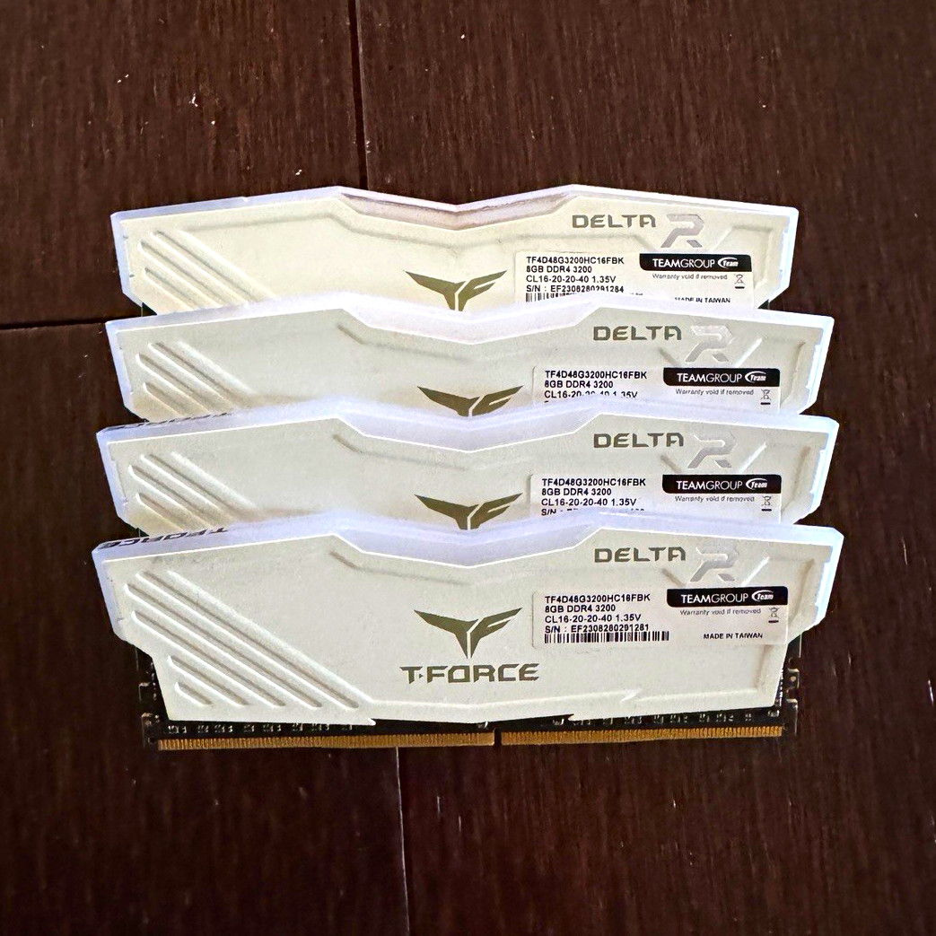 TEAMGROUP T-Force Delta R 32GB (4x8GB) DDR4-3200 DIMM 288-Pin RAM
