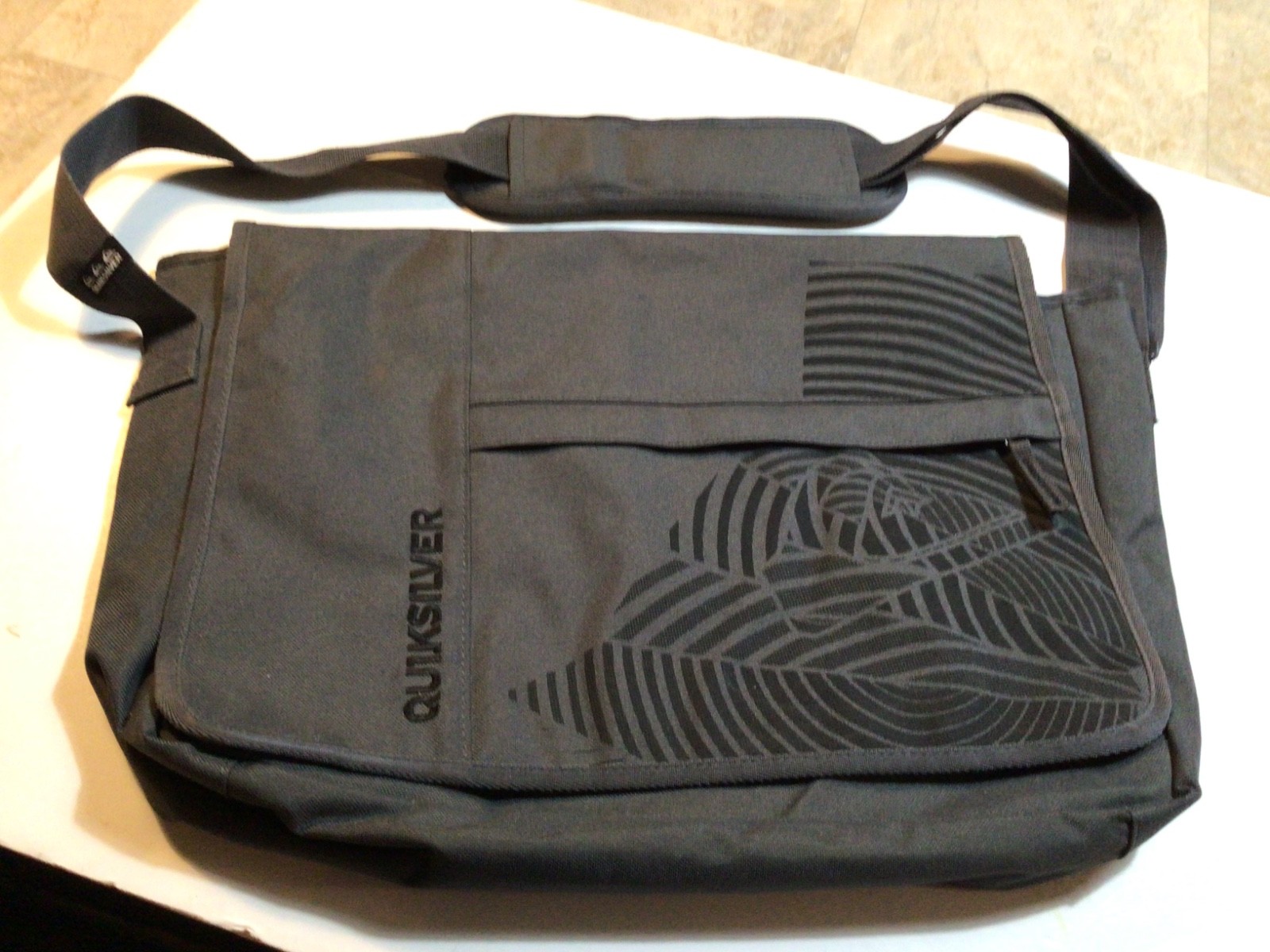 QUIKSILVER Nylon Laptop Messenger Bag Black/Gray EUC Briefcase Travel
